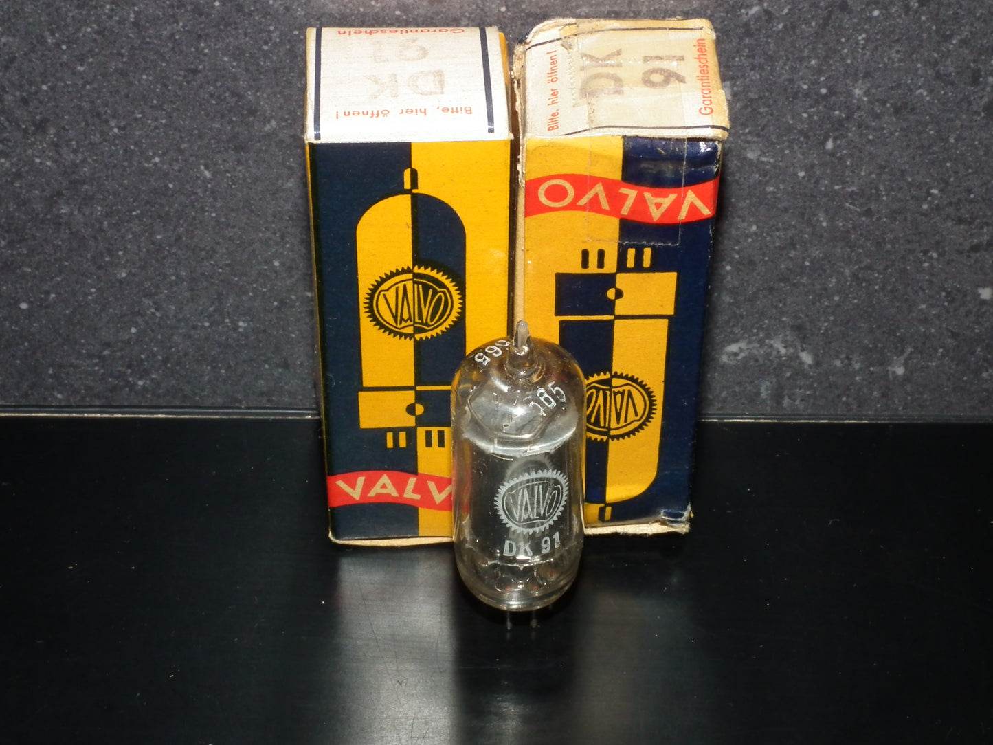 DK91 Valvo 1R5 NOS NIB Old Type D Getter
