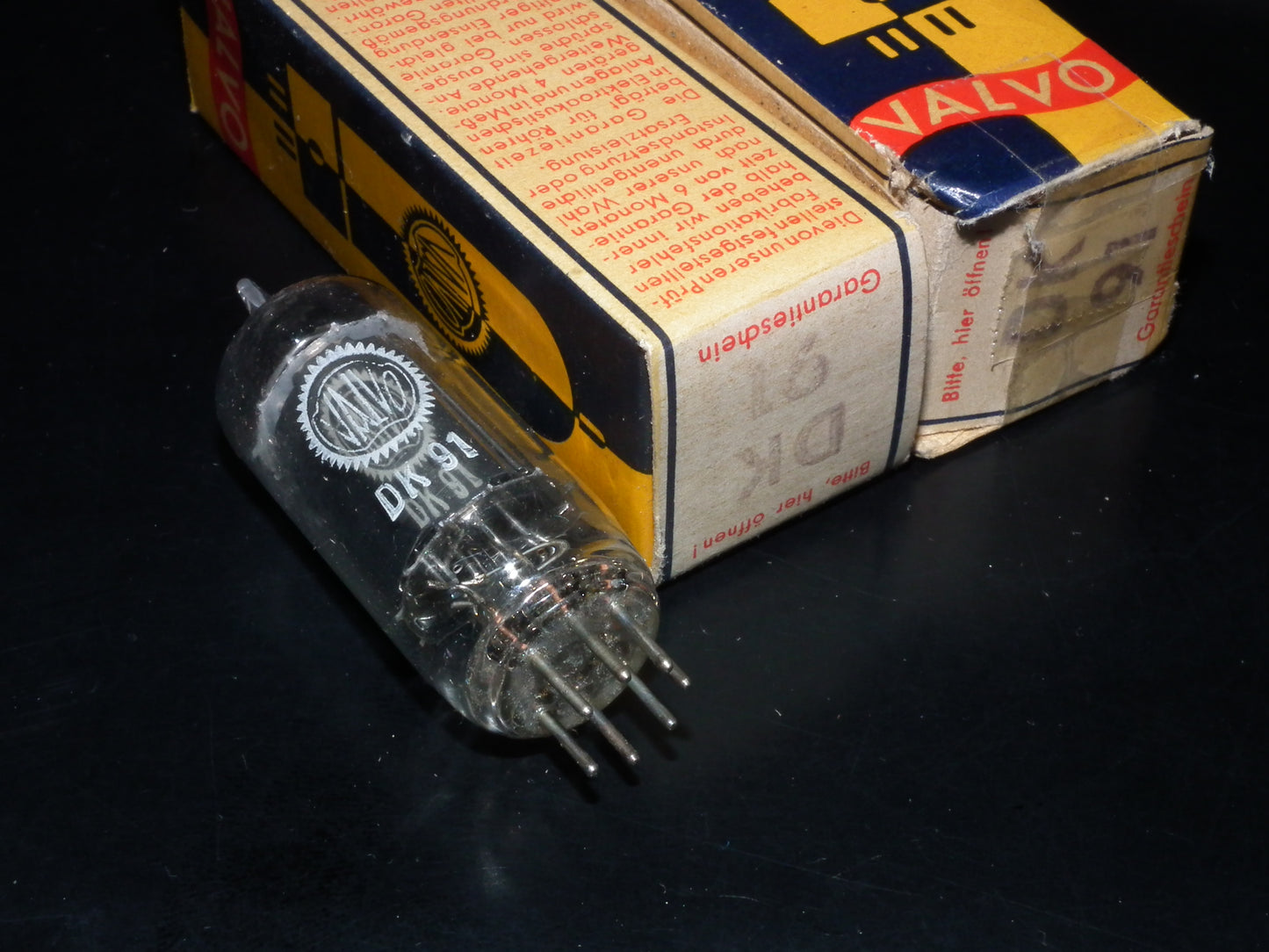 DK91 Valvo 1R5 NOS NIB Old Type D Getter