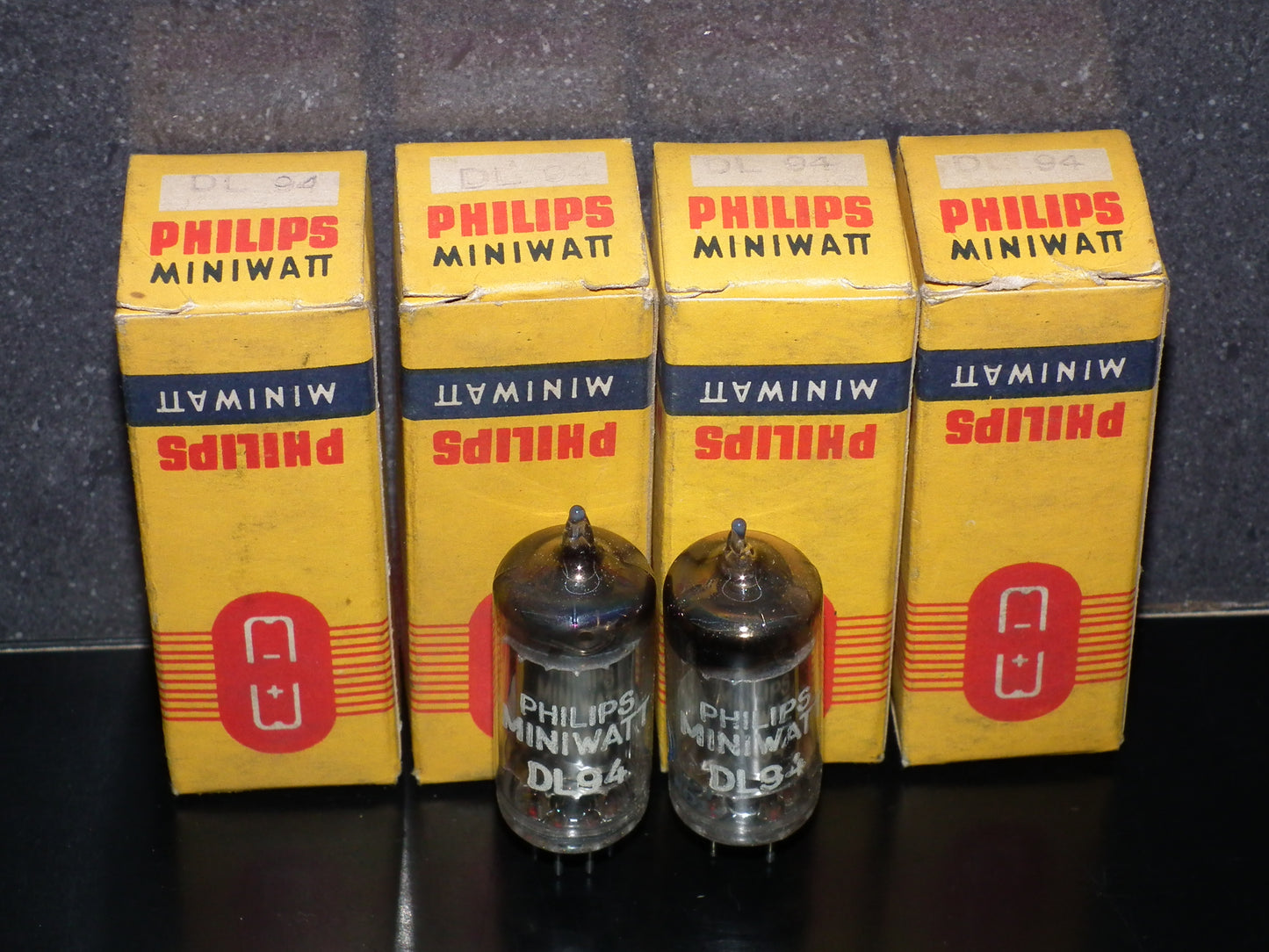 DL94 Philips Miniwatt 3V4 NOS NIB Square Getter