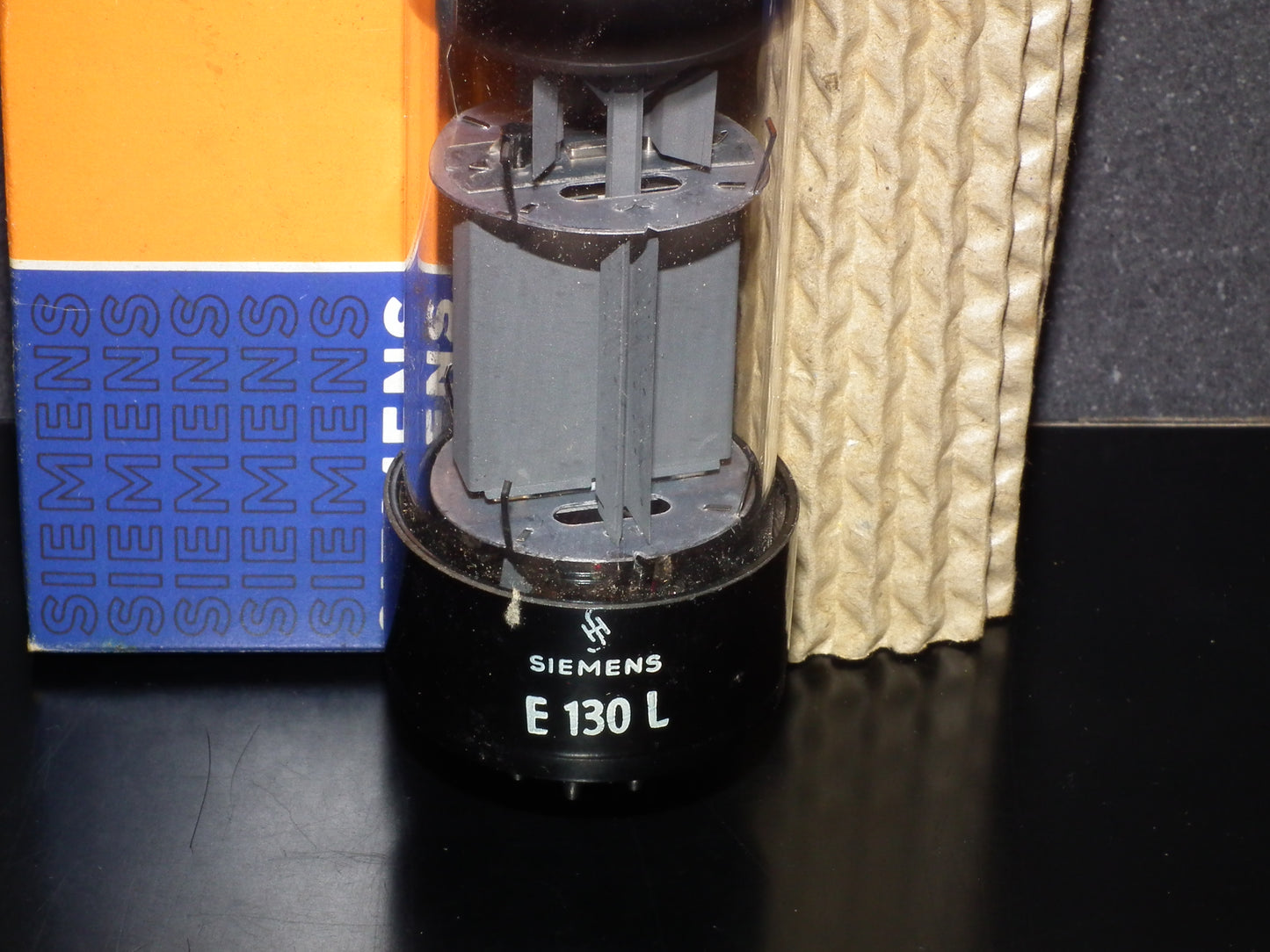 Siemens E130L Valvo NOS in original box (7534)