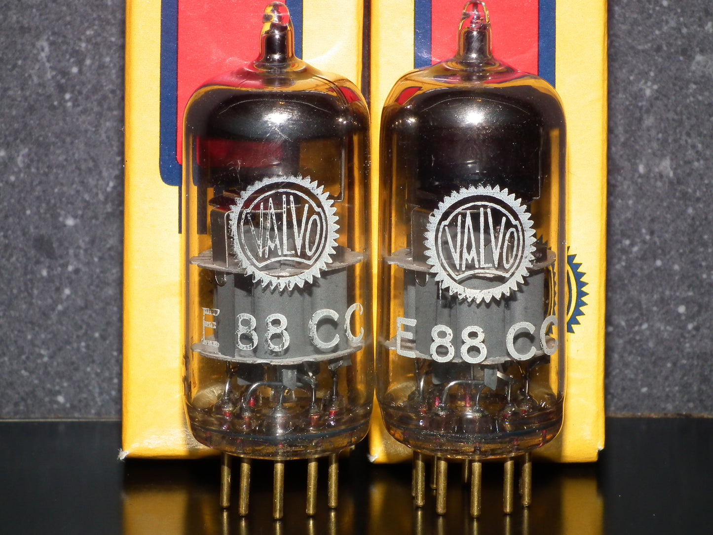Matched Pair (2 tubes) E88CC Valvo 6922 NOS NIB Heerlen 60s ECC88 6DJ8