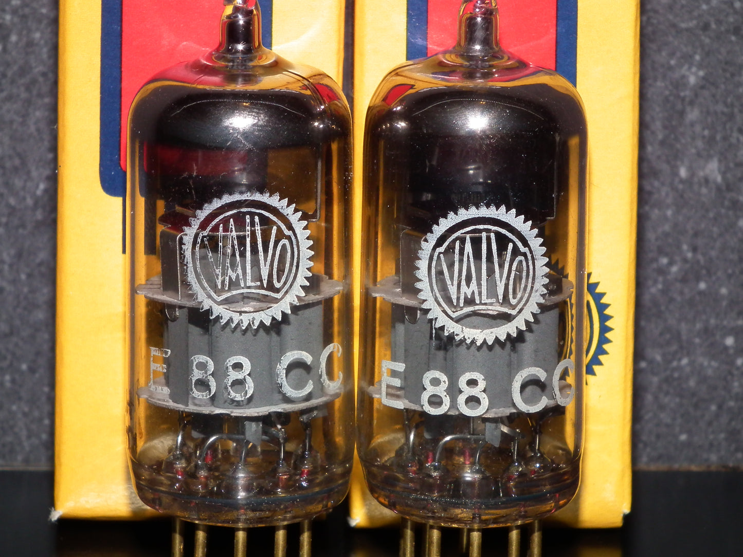 Matched Pair (2 tubes) E88CC Valvo 6922 NOS NIB Heerlen 60s ECC88 6DJ8