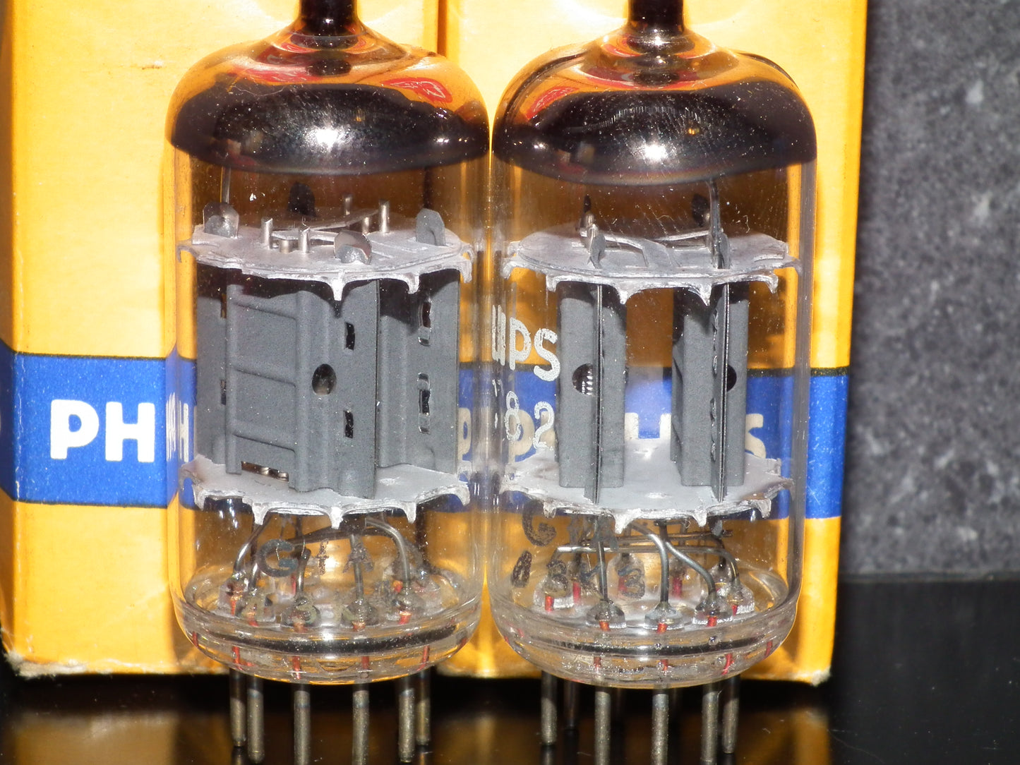 ECC82 12AU7 Philips Holland NOS Platinum Matched Pair Heerlen 70s