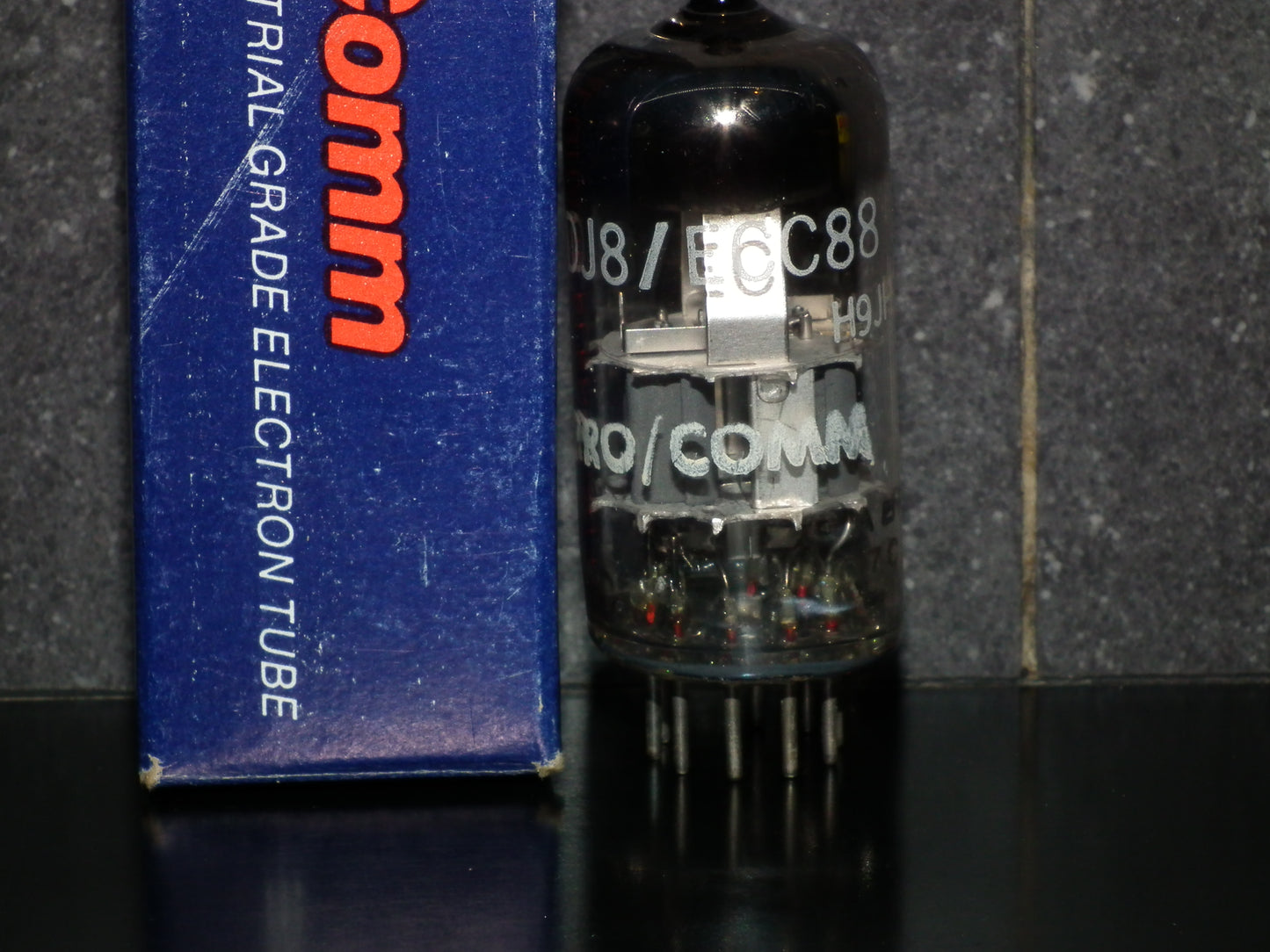 ECC88 Pro Comm 6DJ8 EI Yugoslavia NOS NIB (A frame halo getter Philips type)