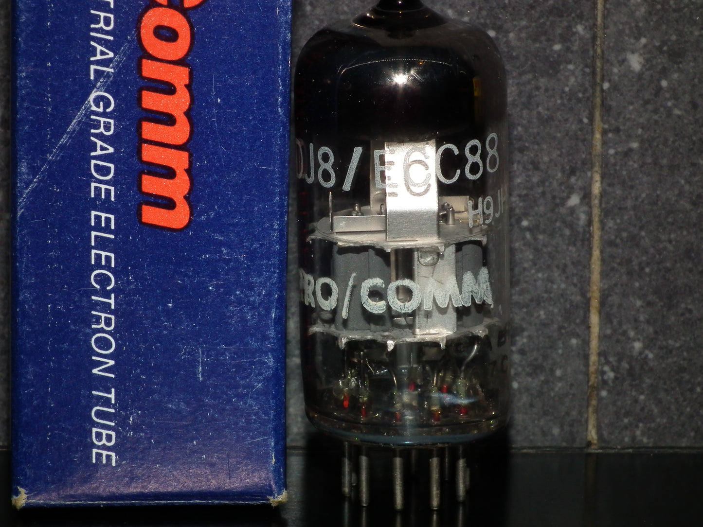 ECC88 Pro Comm 6DJ8 EI Yugoslavia NOS NIB (A frame halo getter Philips type)
