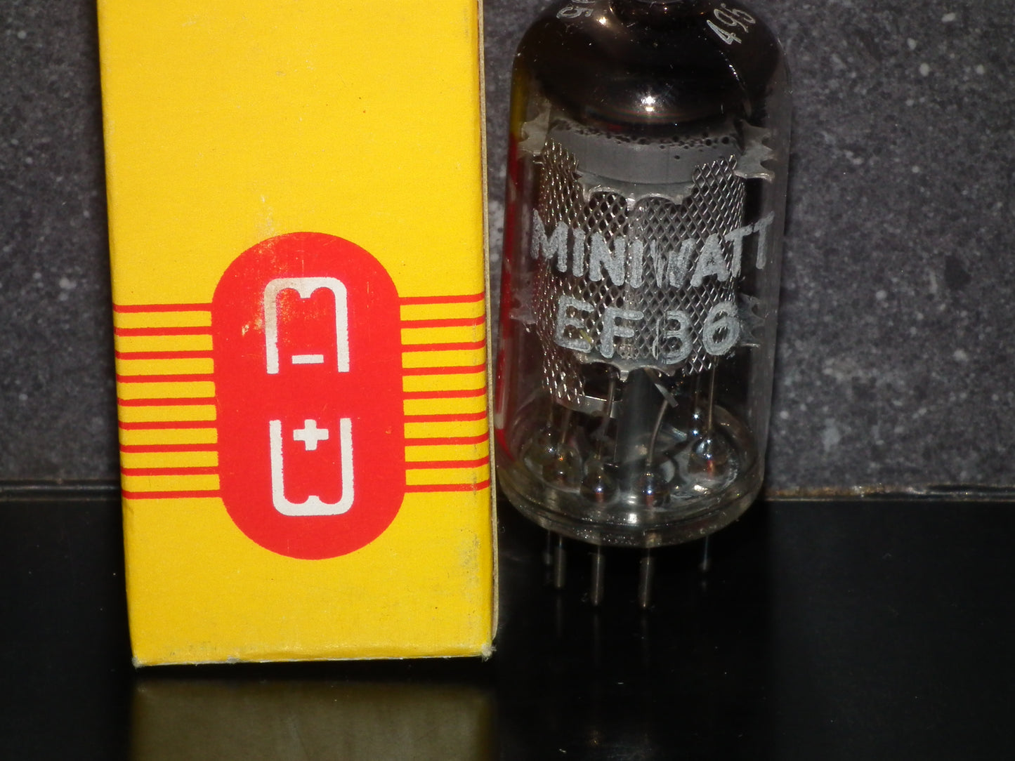 EF86 Mullard Blackburn 6267 NOS NIB big ring getter 1960