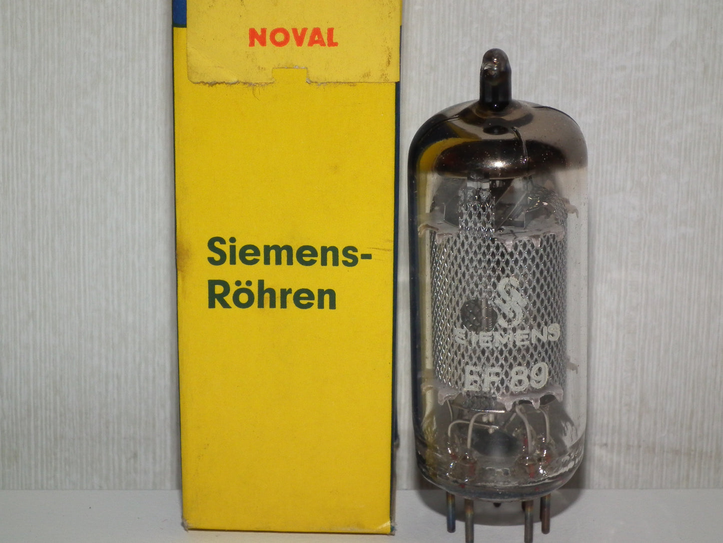 EF89 Siemens 6DA6 Radio Receiver Tube NOS NIB Old Europe tube radio from 60s
