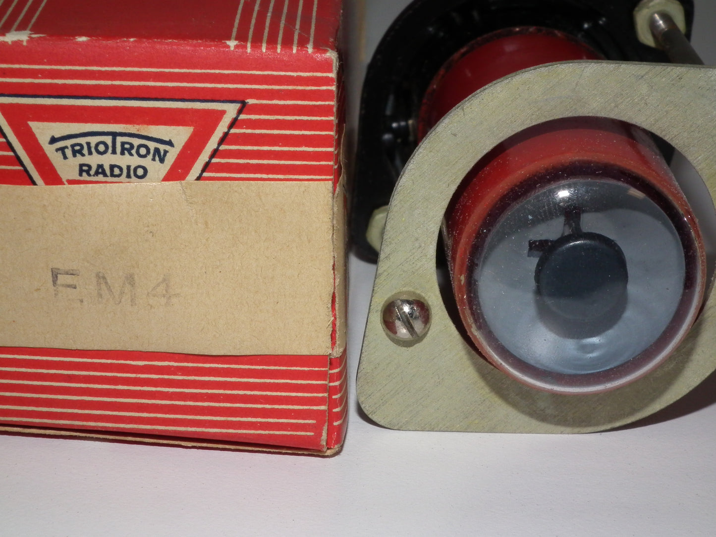 One (1 pcs) EM4 Philips Triotron tuning eye tube old type NOS NIB With Socket