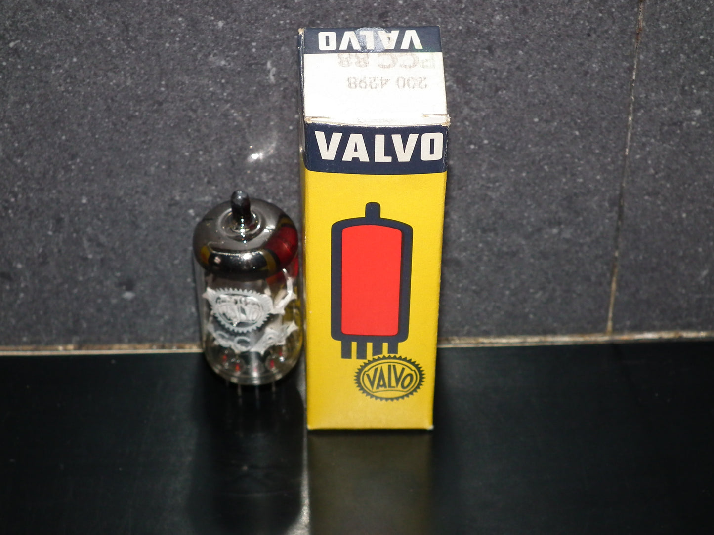 PCC88 Valvo 7DJ8 NOS NIB Green Dimpled Disc Getter
