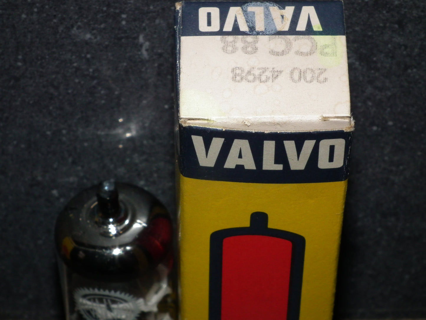 PCC88 Valvo 7DJ8 NOS NIB Green Dimpled Disc Getter