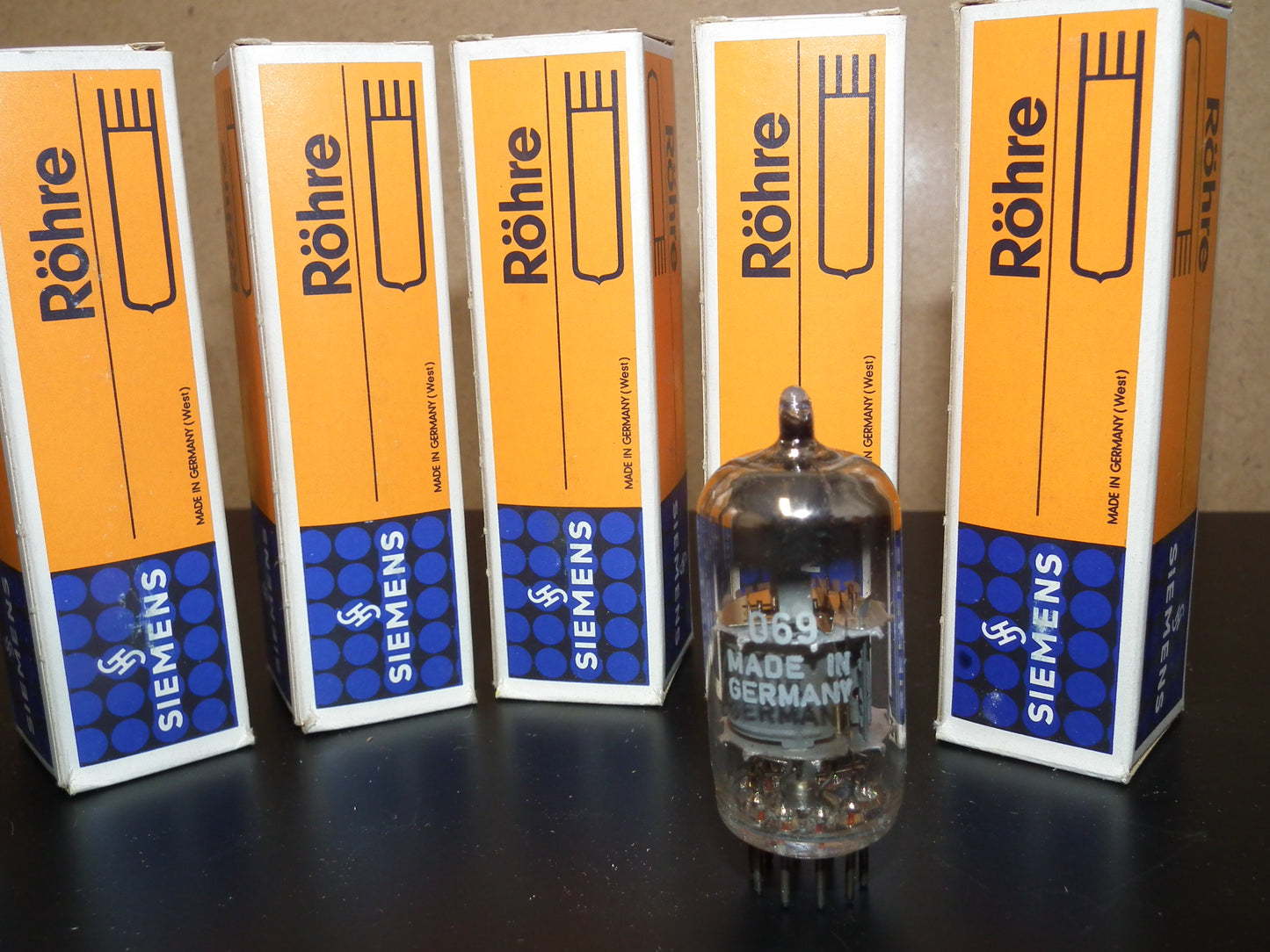 PCF82 Siemens tube NOS NIB 9U8 9U8A 9EA8
