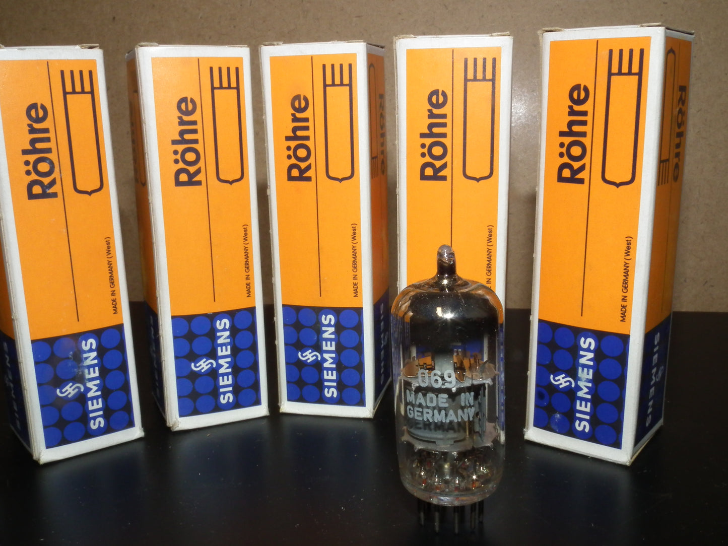 PCF82 Siemens tube NOS NIB 9U8 9U8A 9EA8