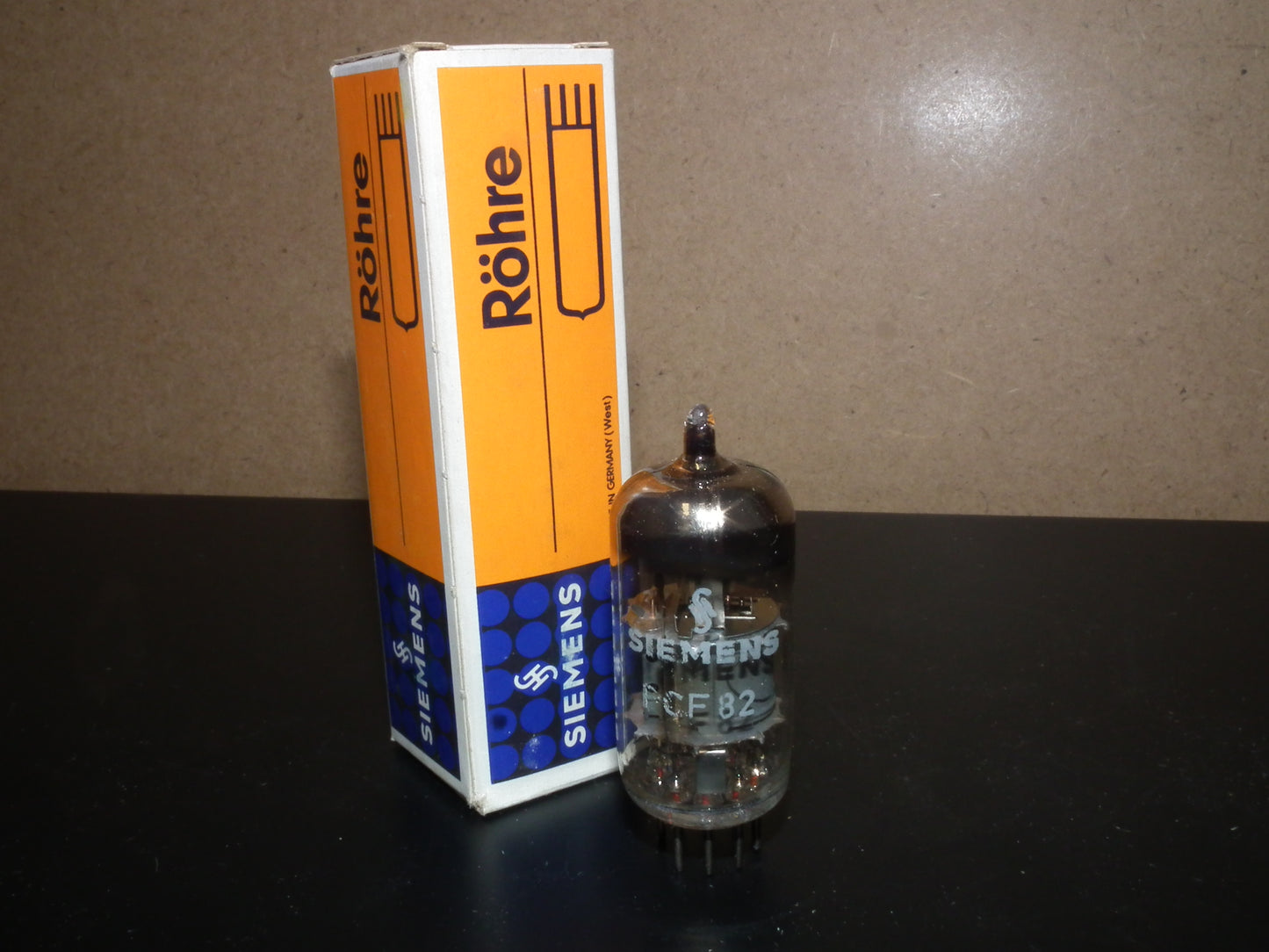 PCF82 Siemens tube NOS NIB 9U8 9U8A 9EA8