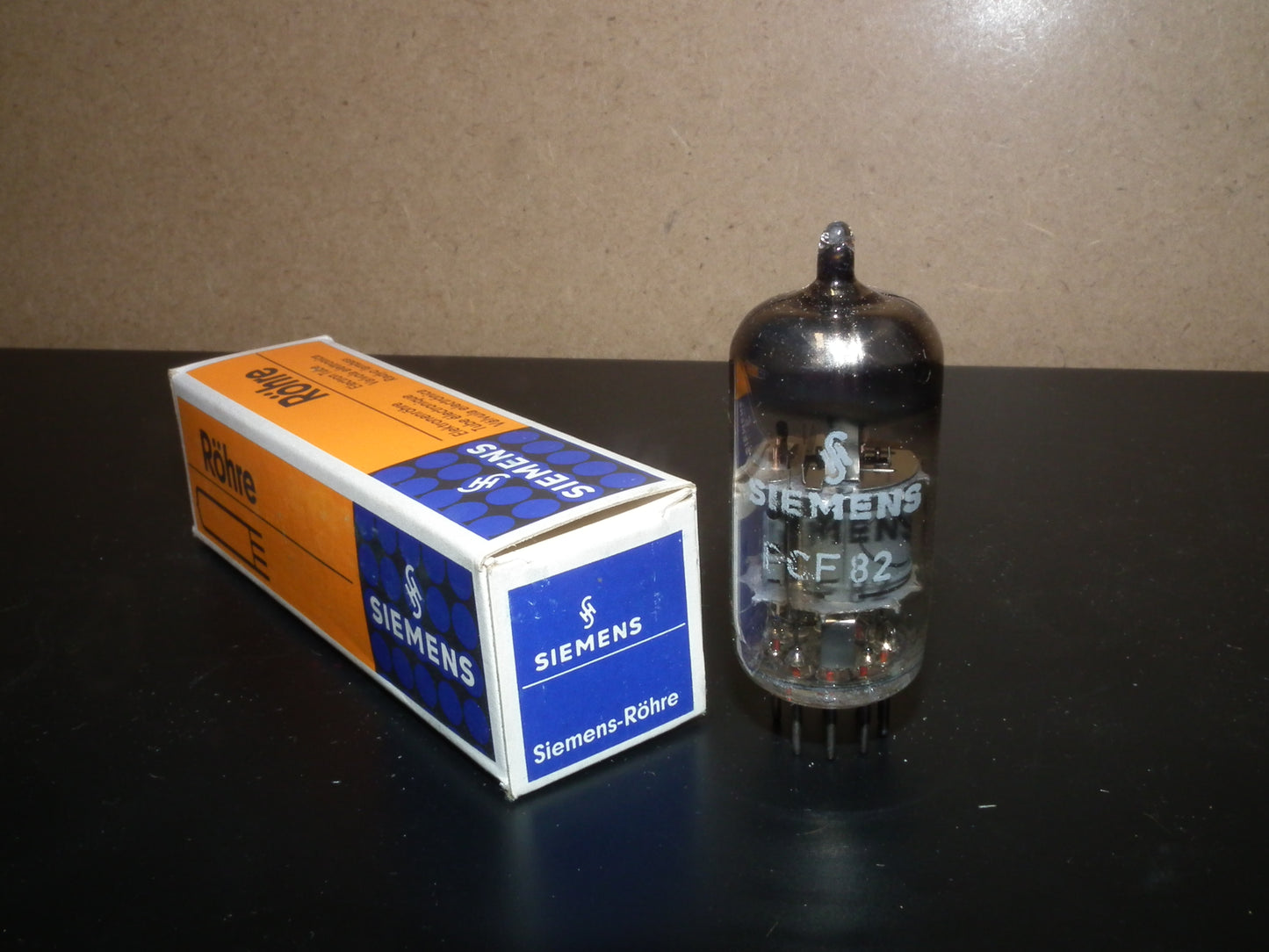 PCF82 Siemens tube NOS NIB 9U8 9U8A 9EA8
