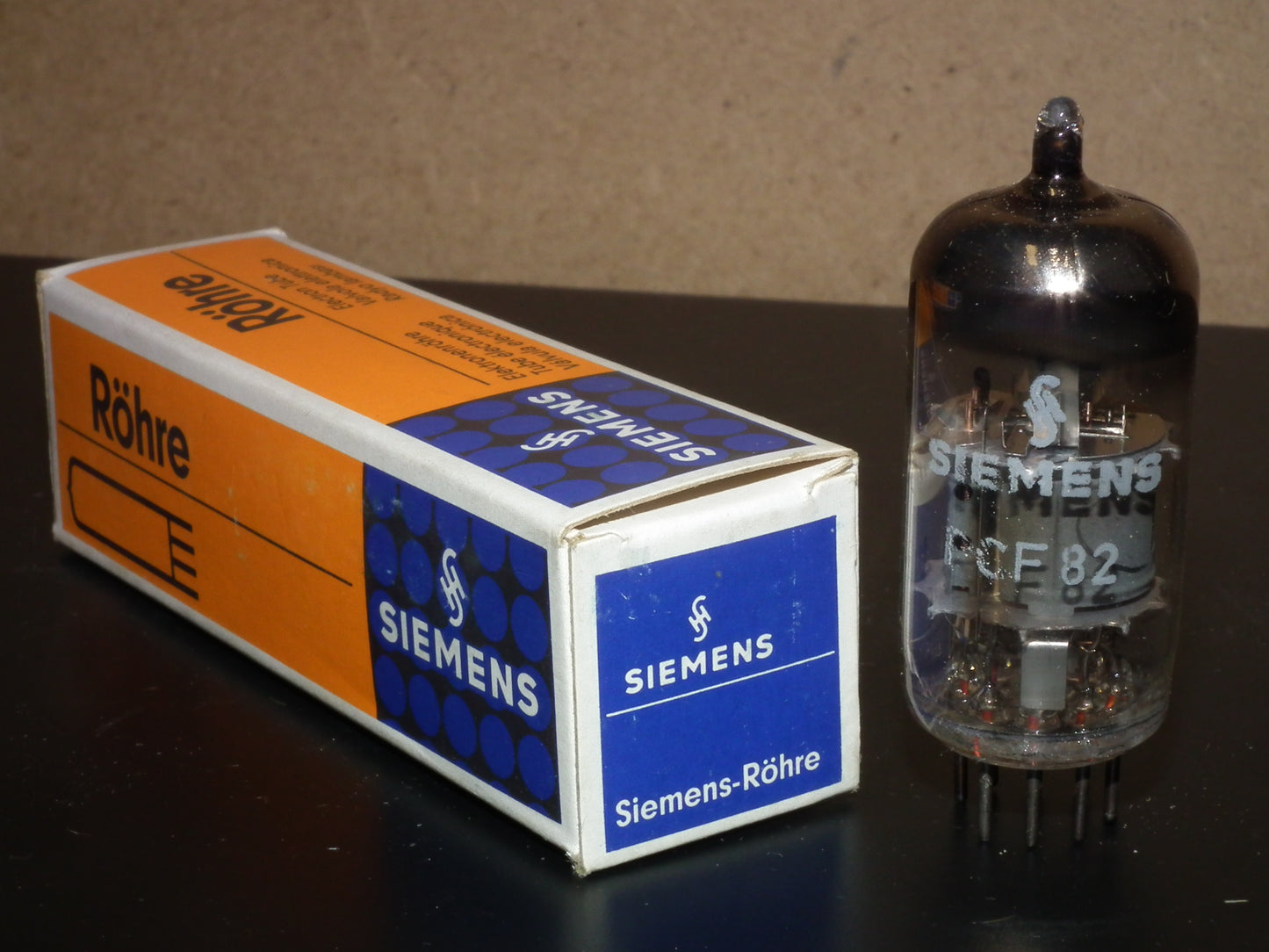 PCF82 Siemens tube NOS NIB 9U8 9U8A 9EA8