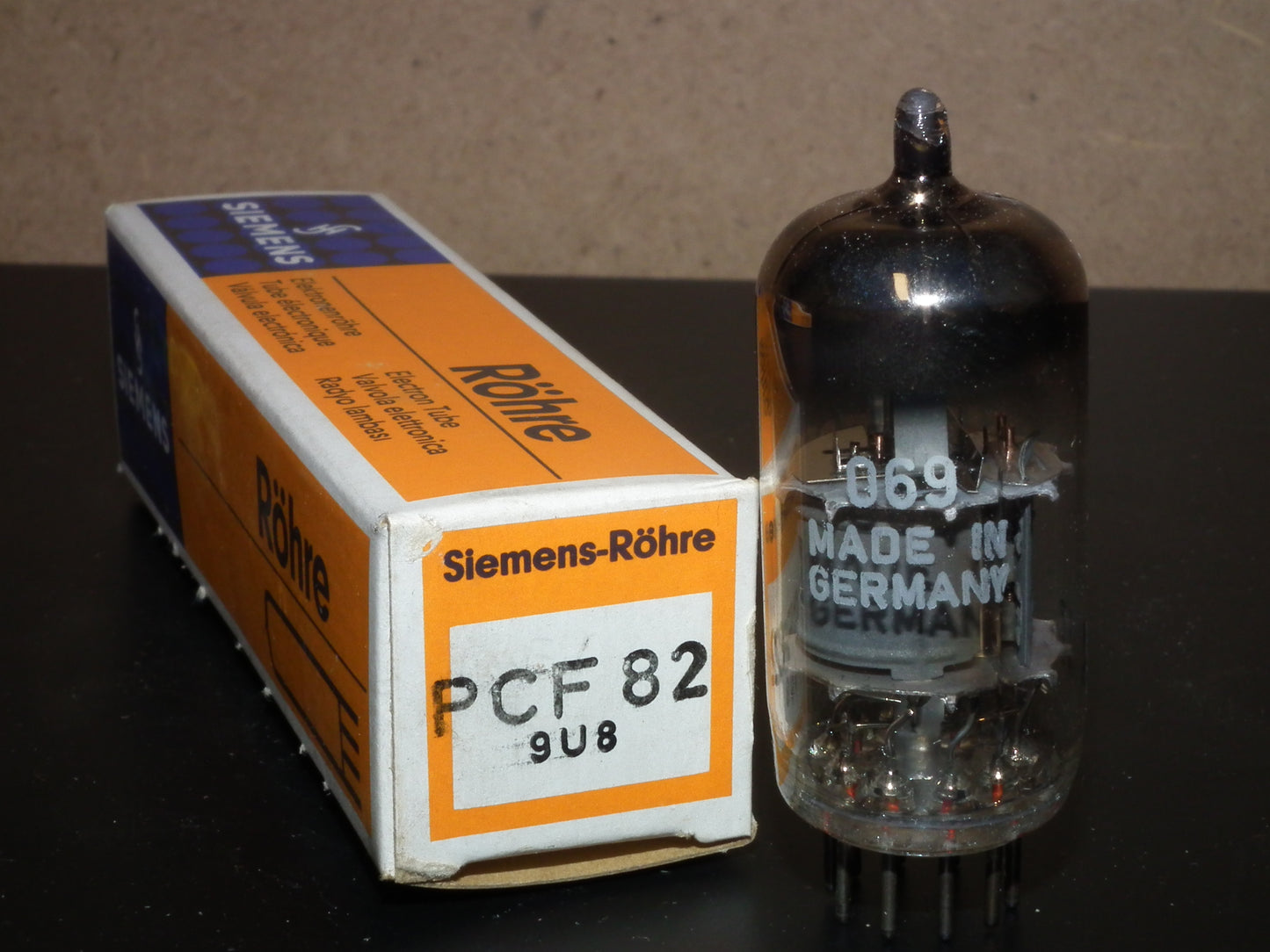 PCF82 Siemens tube NOS NIB 9U8 9U8A 9EA8