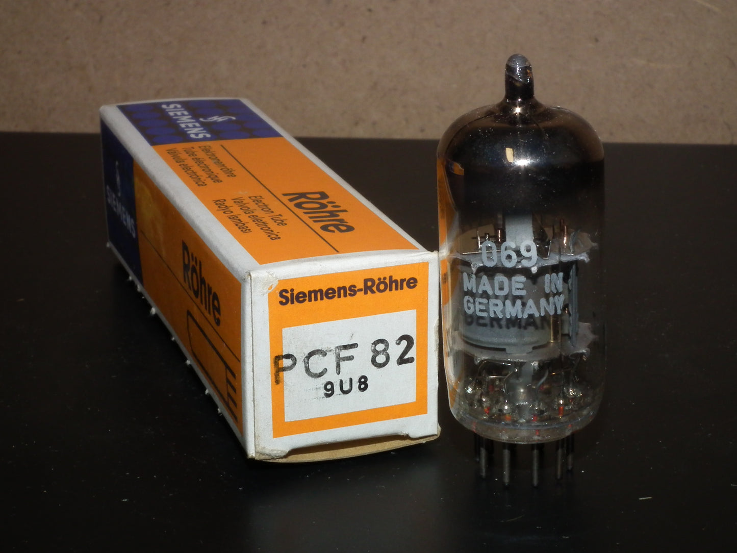 PCF82 Siemens tube NOS NIB 9U8 9U8A 9EA8