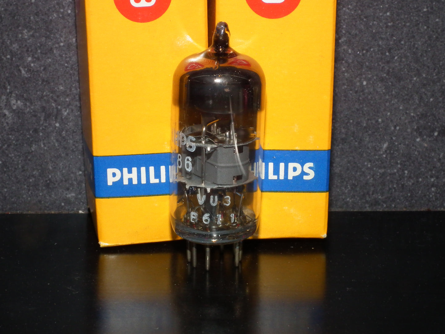 PCF86 Philips 8HG8 NOS NIB