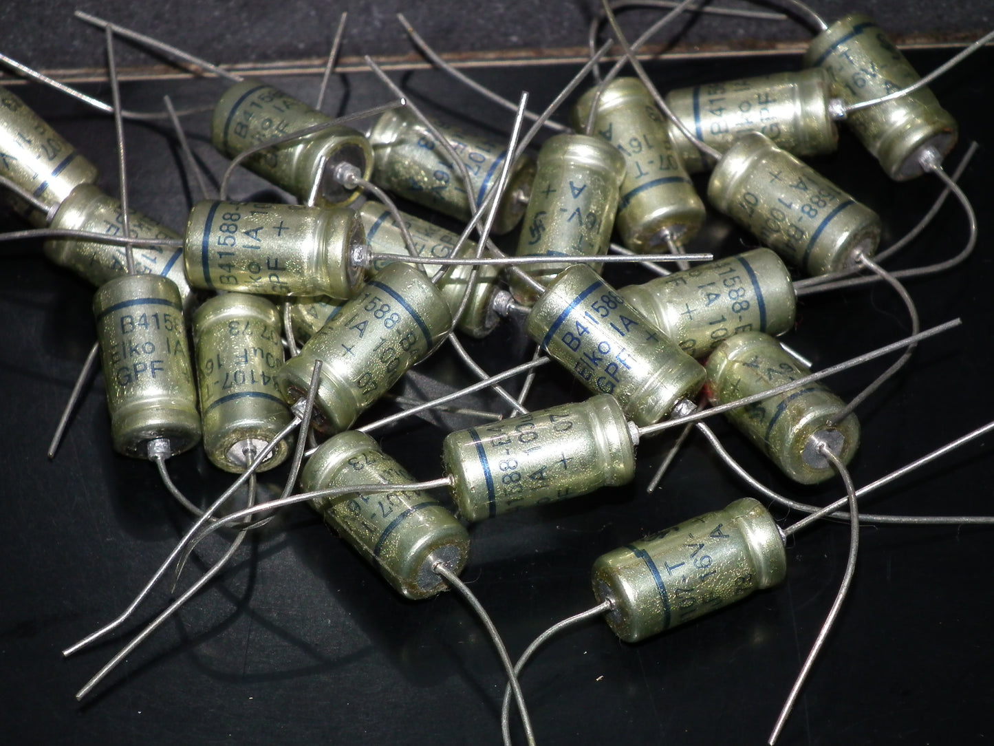 Two NOS vintage Siemens GPF Elko capacitors 100uF 16V Klangfilm audio 70s
