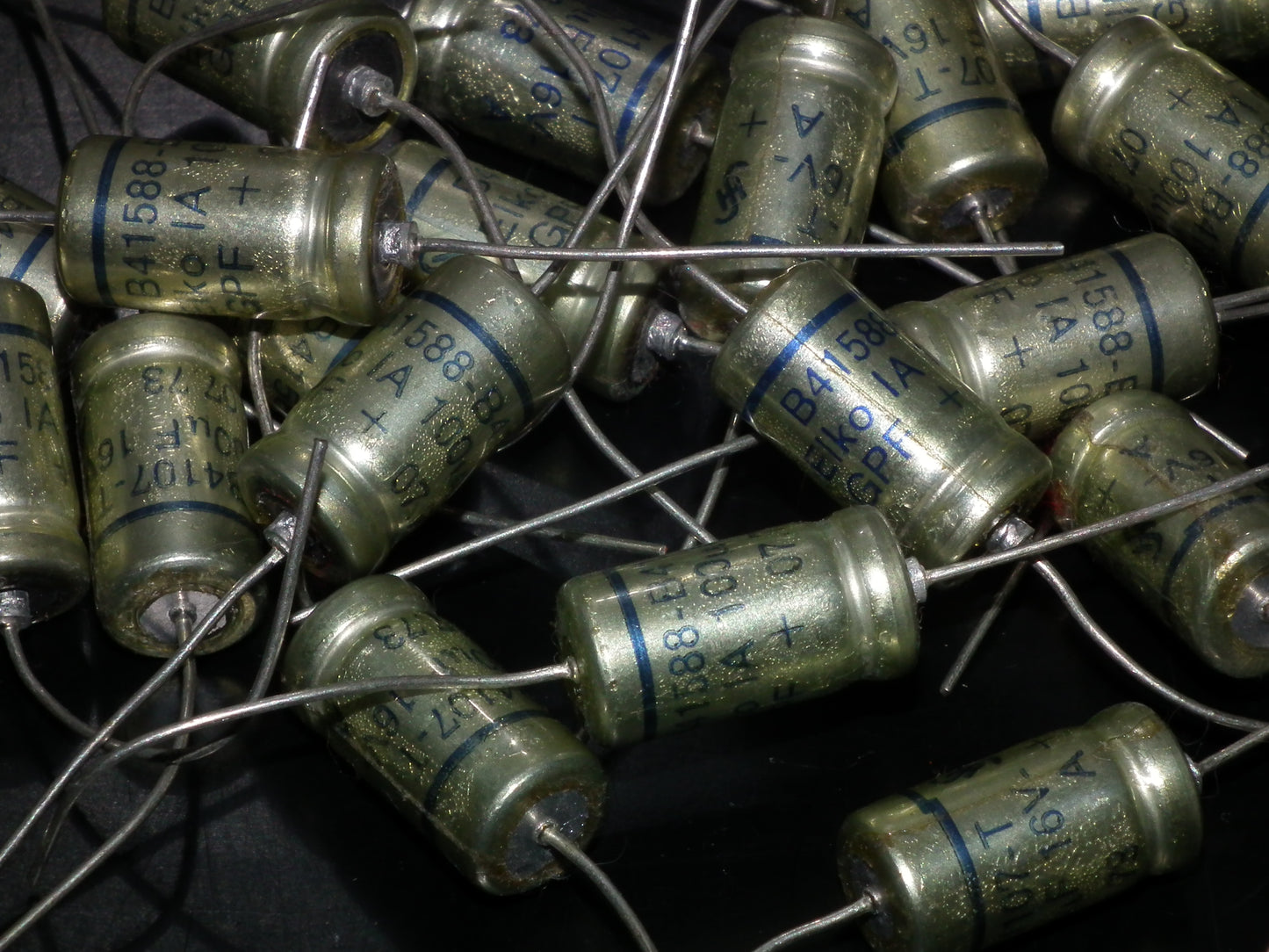 Two NOS vintage Siemens GPF Elko capacitors 100uF 16V Klangfilm audio 70s