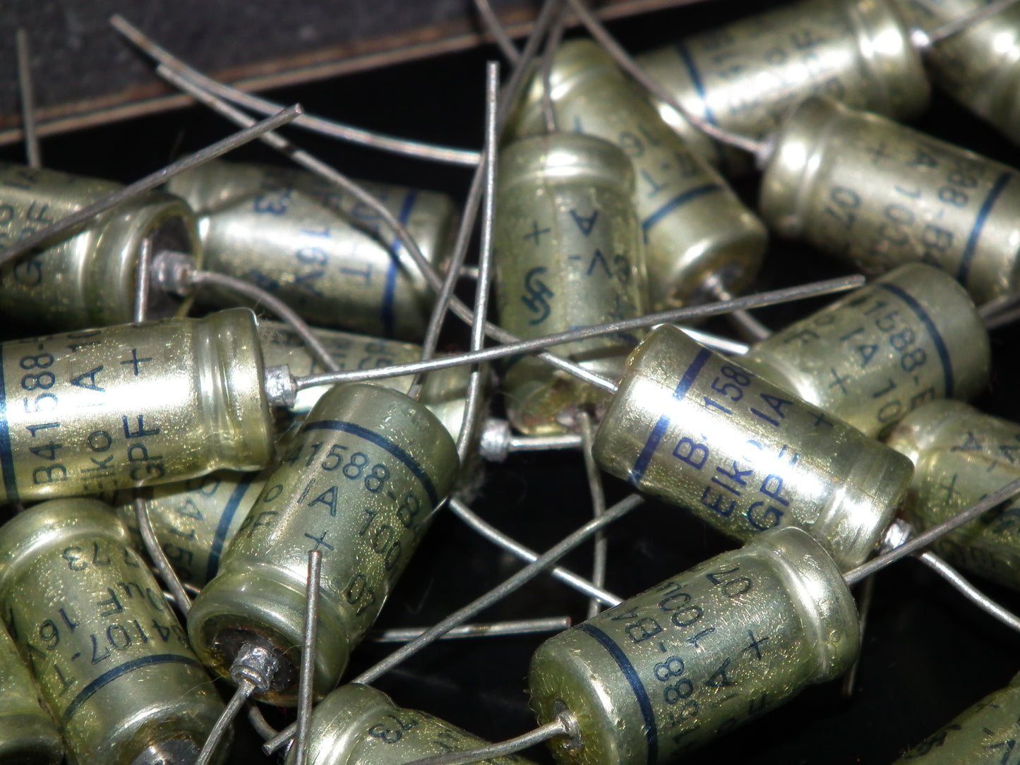 Two NOS vintage Siemens GPF Elko capacitors 100uF 16V Klangfilm audio 70s