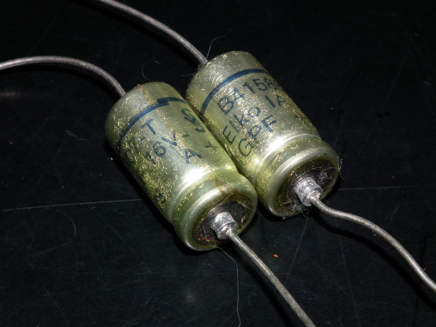 Two NOS vintage Siemens GPF Elko capacitors 100uF 16V Klangfilm audio 70s