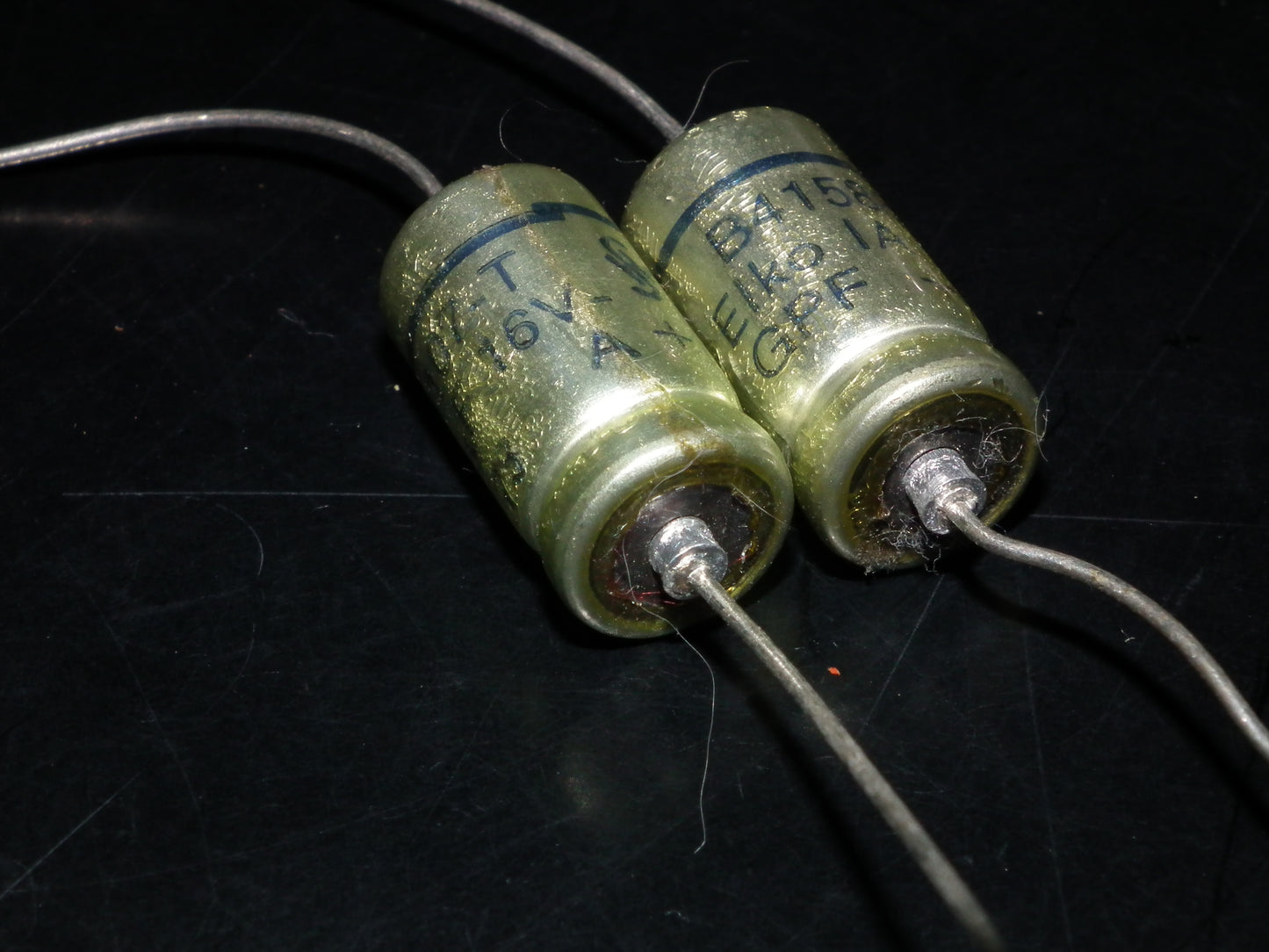 Two NOS vintage Siemens GPF Elko capacitors 100uF 16V Klangfilm audio 70s