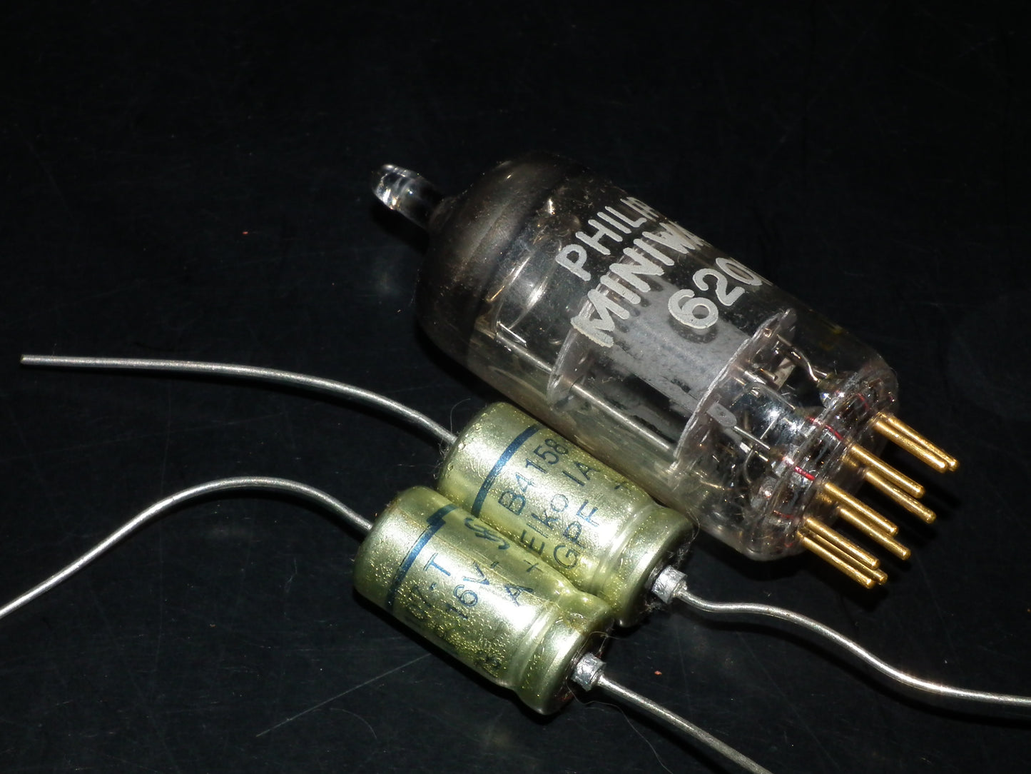 Two NOS vintage Siemens GPF Elko capacitors 100uF 16V Klangfilm audio 70s