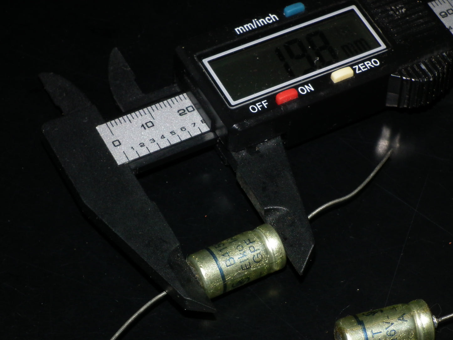 Two NOS vintage Siemens GPF Elko capacitors 100uF 16V Klangfilm audio 70s