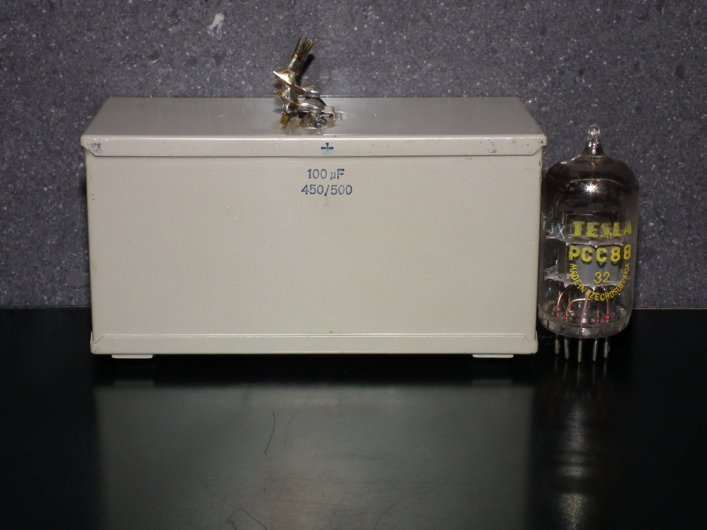 Siemens Klangfilm Electrolytic capacitor 100uF 500V Glass end seal 50s