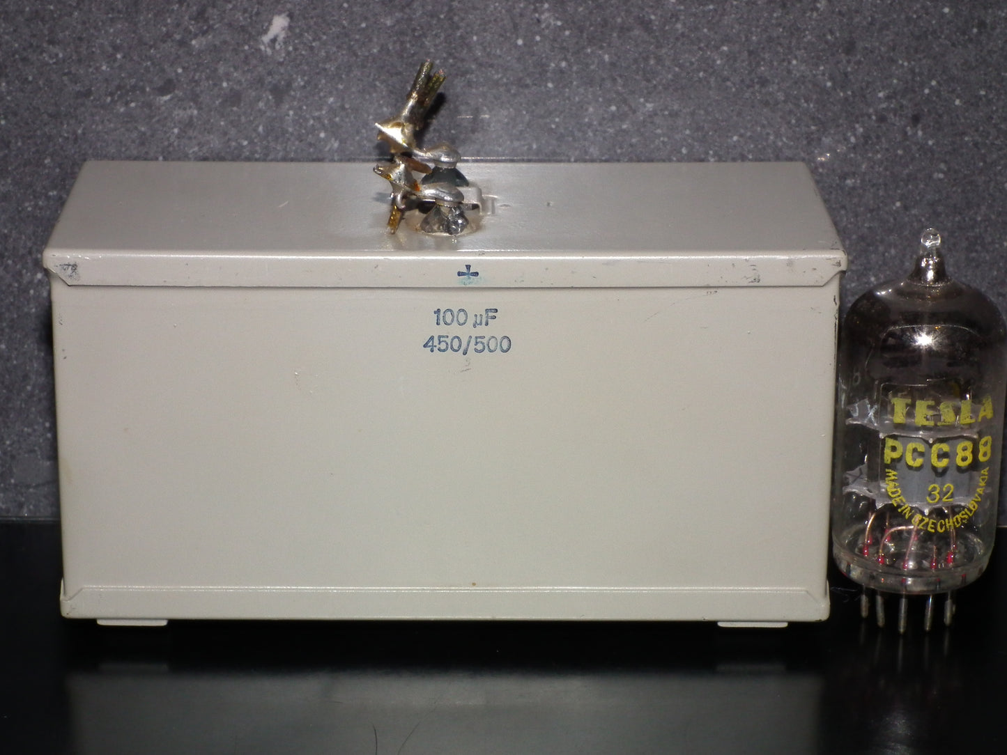 Siemens Klangfilm Electrolytic capacitor 100uF 500V Glass end seal 50s