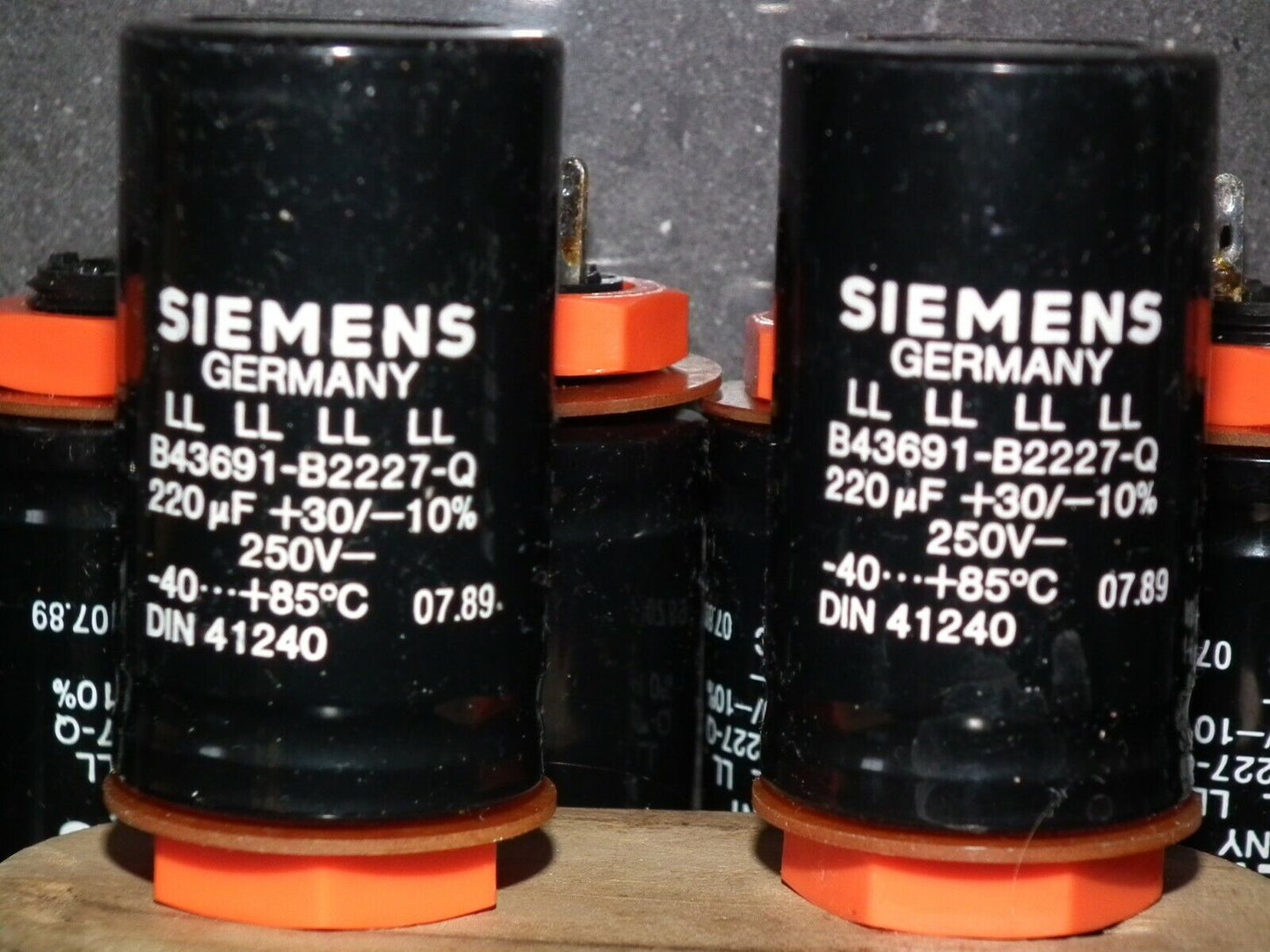Vintage electrolytic capacitor 220uF 250V Siemens West Germany 1989 Long Life