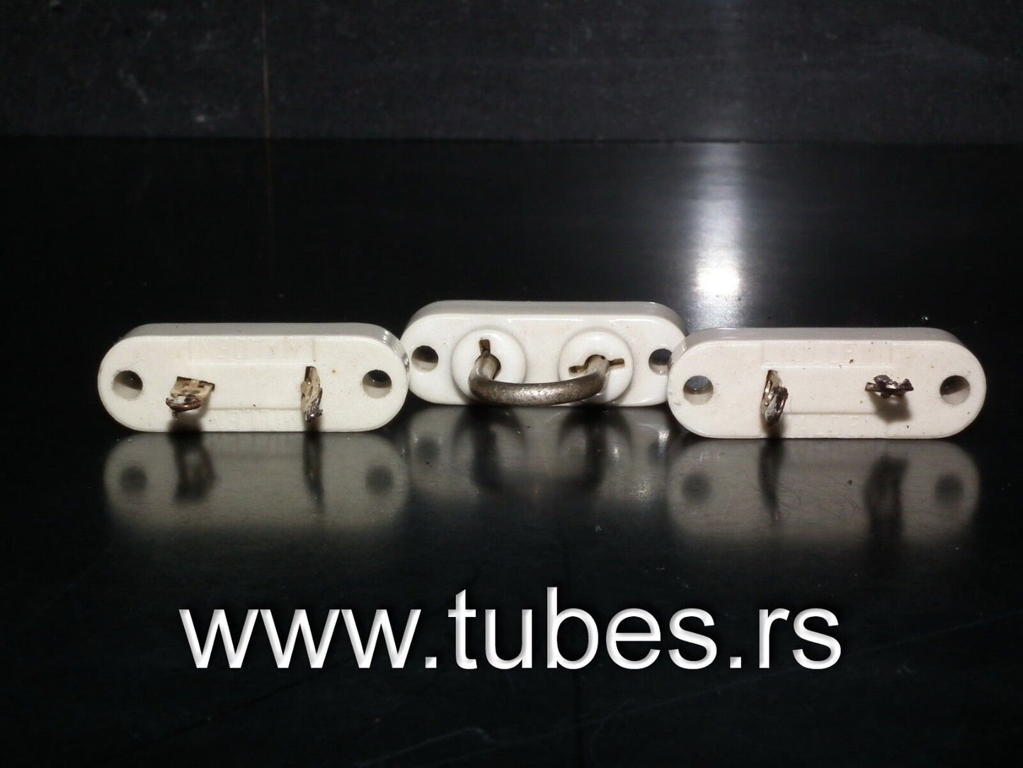 MILLEN - GLAZED CERAMIC CRYSTAL SOCKET HOLDER FOR FT-243 CRYSTAL TYPE w/ JUMPER