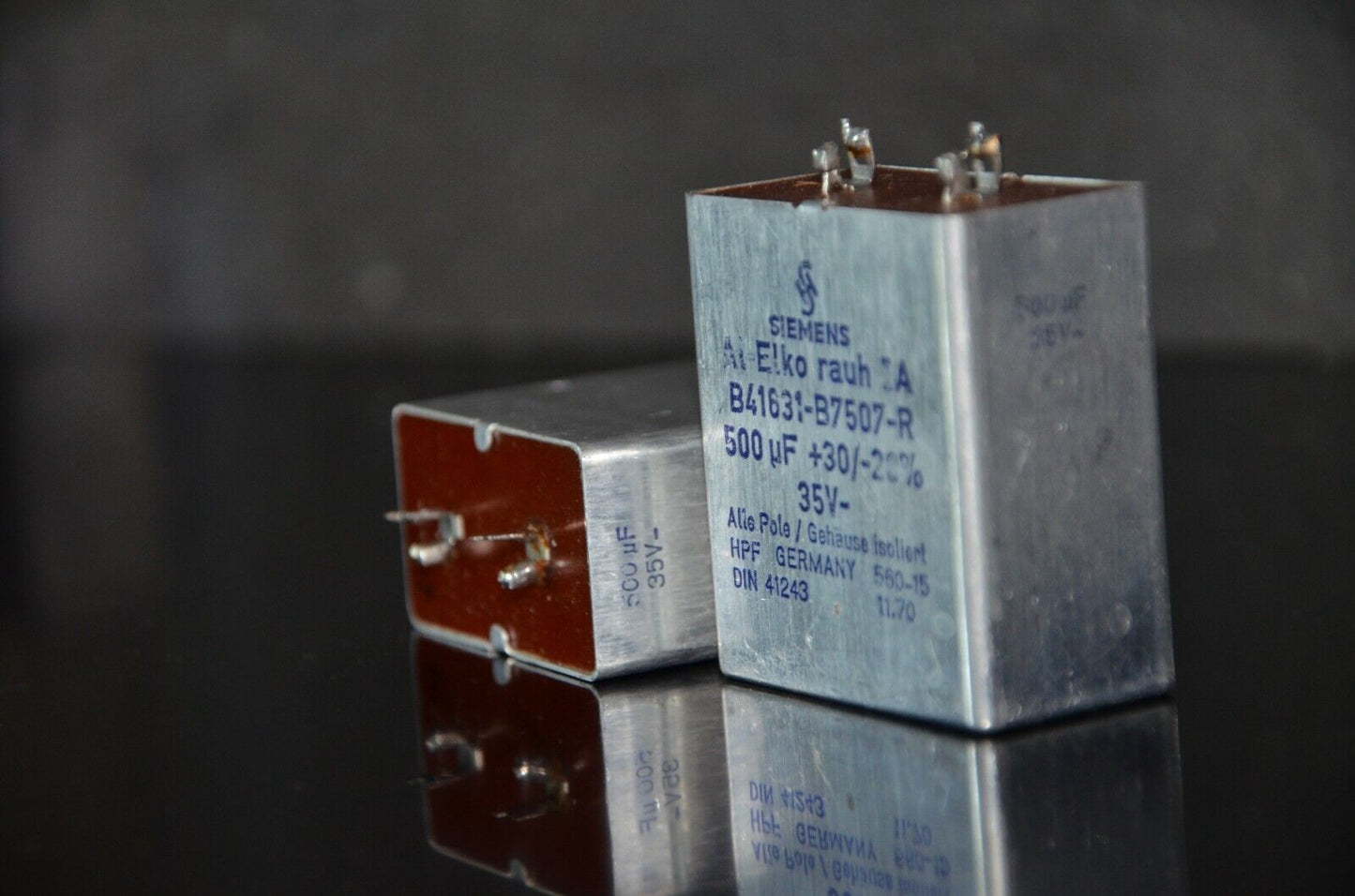 Two vintage Siemens electrolytic capacitors 500uF / 35V Klangfilm Elyt glatt IB