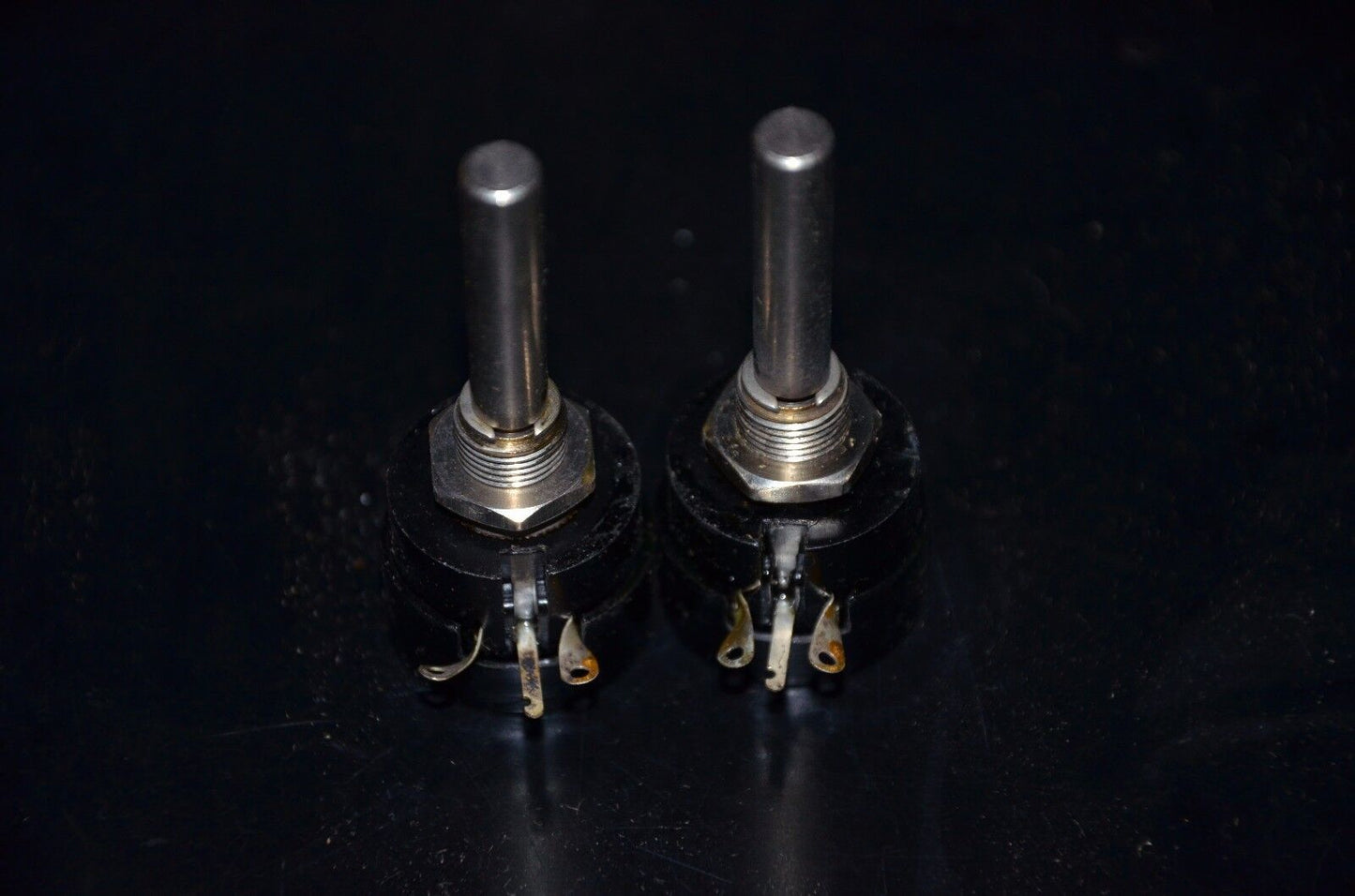 Two (2) NOS Colvern vintage wire wound potentiometers 200 Ohm 1W CLR.1106/22