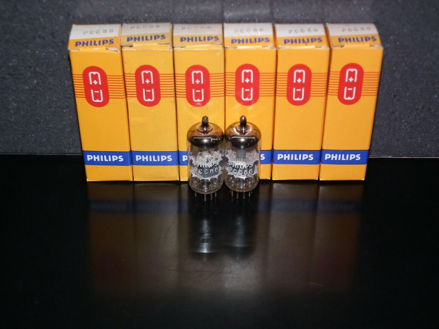 One (1 tube) PCC88 Philips 7DJ8 Platinum Heerlen Holland Dimpled Disc early 70s