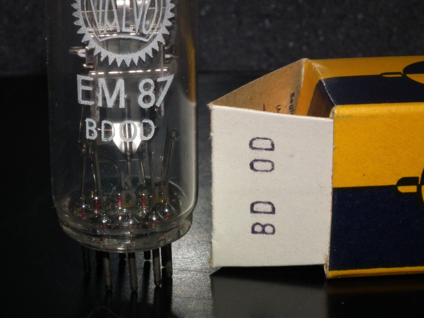 One (1 pcs) EM87 Valvo NOS NIB Tuning Indicator Tube Magic Eye