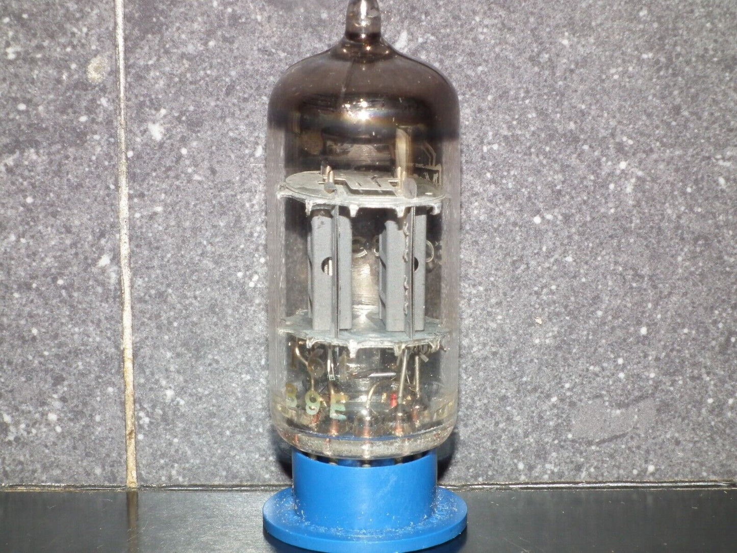 One (1 pcs) ECC83 Mullard 12AX7 NOS NIB