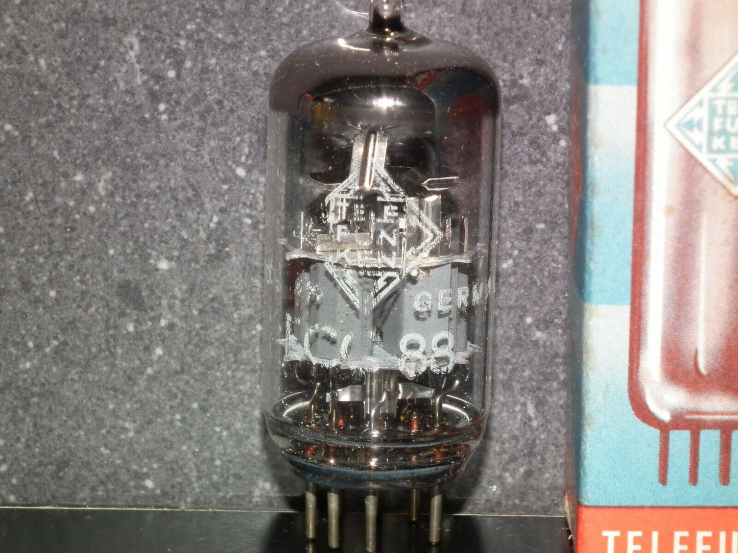 ECC88 Telefunken 6DJ8 NOS NIB balanced sections, low noise, diamond bottom