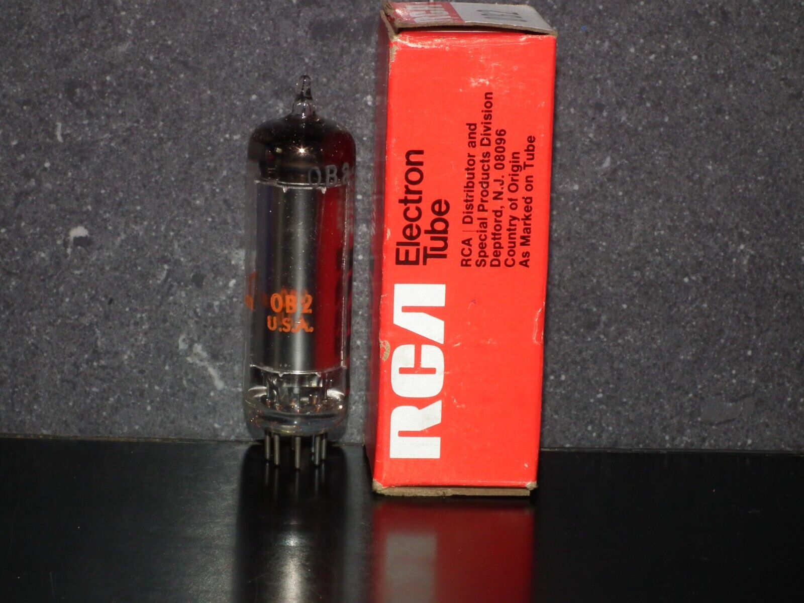 Un tube neuf RCA en boite 0B2 = STV108/30 = 108C1 = CV1833 Un tube neuf RCA en boite 0B2 = STV108/30 = 108C1 = CV1833