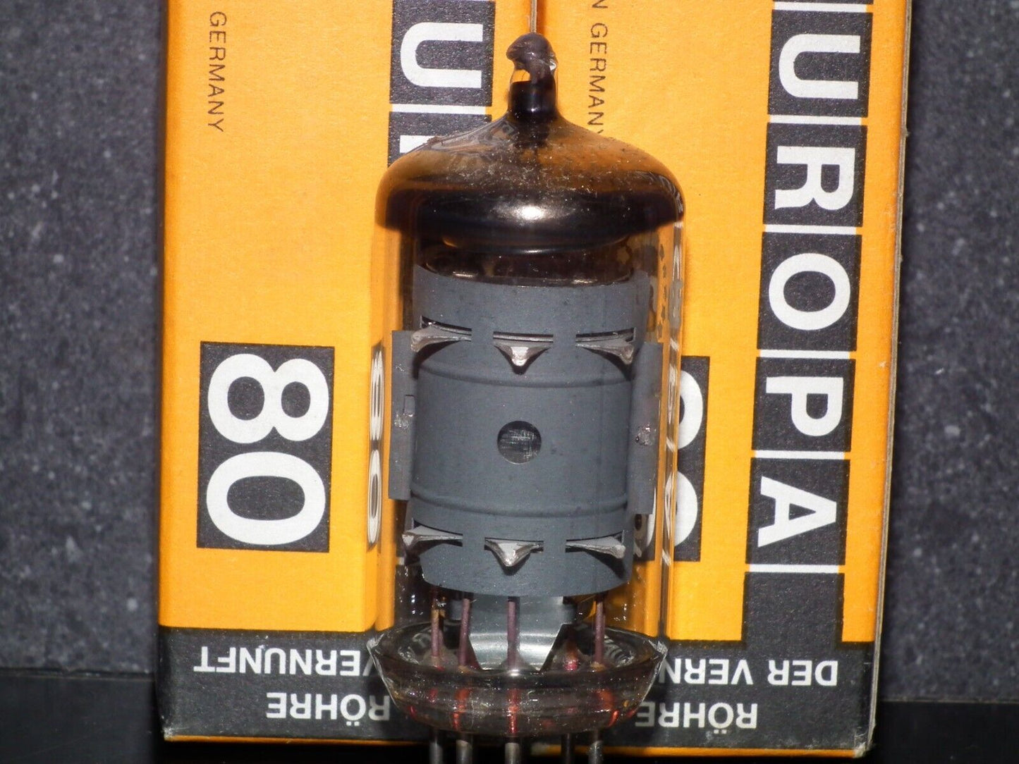One (1 pcs) EF86 EUROPA 80 6267 NOS Made back in 1976 in West Germany