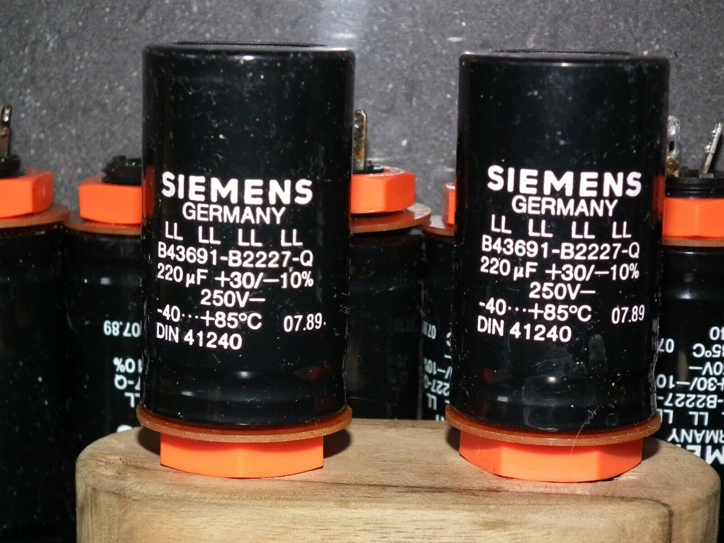 Vintage electrolytic capacitor 220uF 250V Siemens West Germany 1989 Long Life