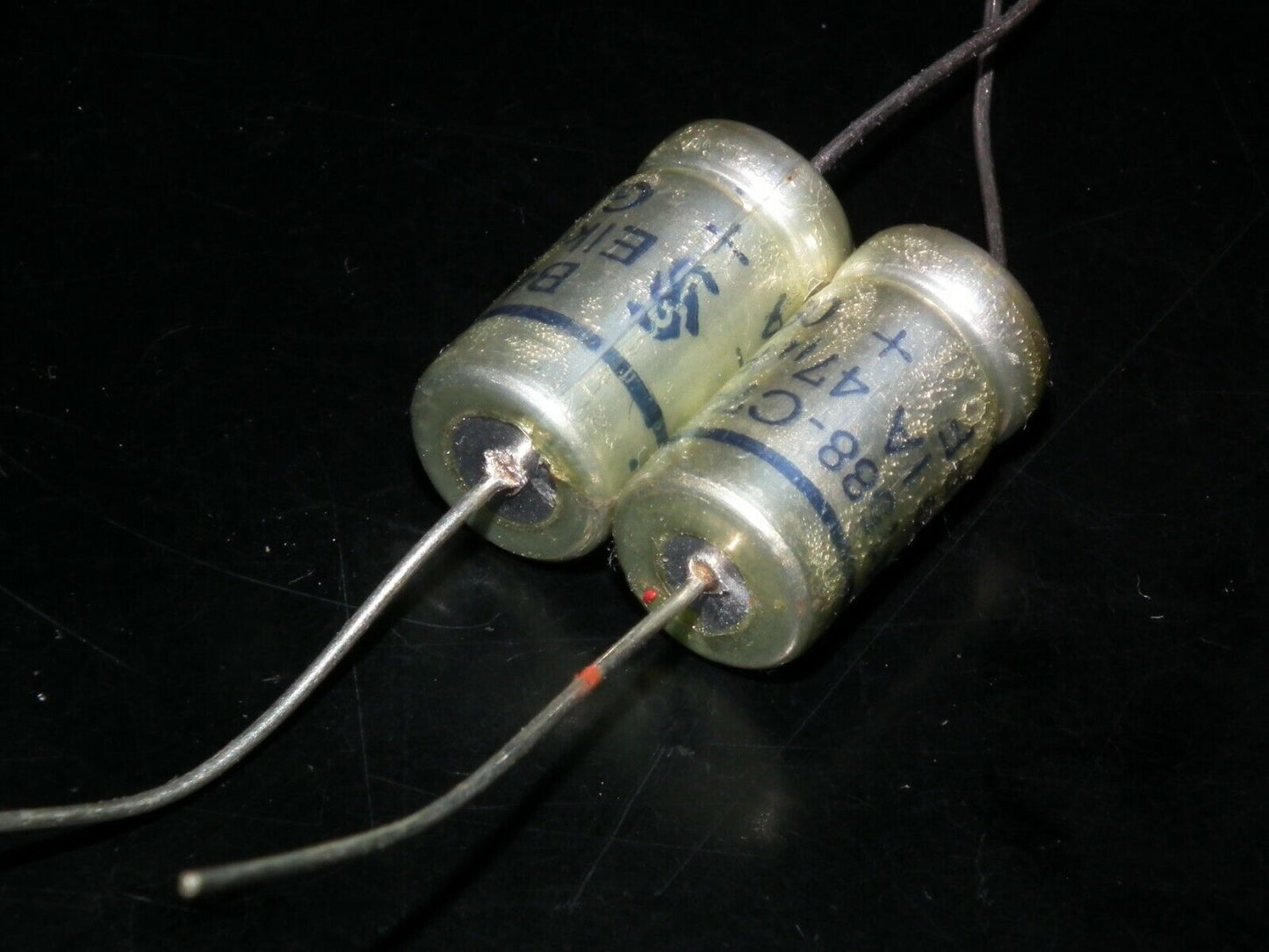 Two vintage NOS capacitors 47uF 40V SIEMENS Klangfilm Gold Elko Rauh 70s Germany