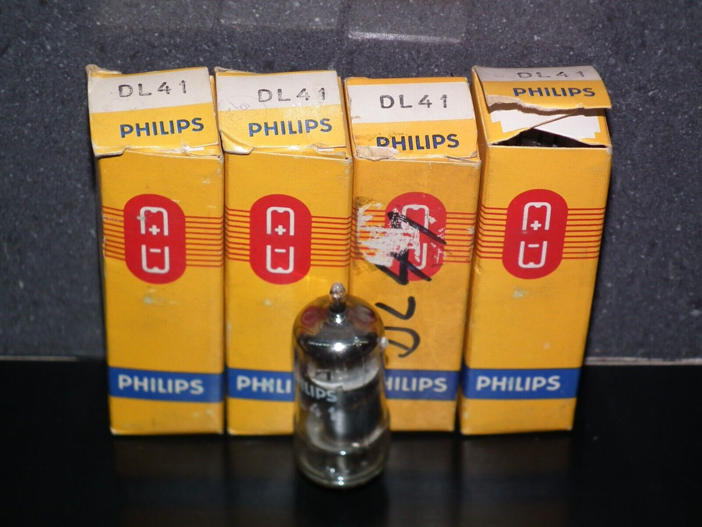 One (1 pcs) Philips DL41 Battery Output Pentode NOS NIB