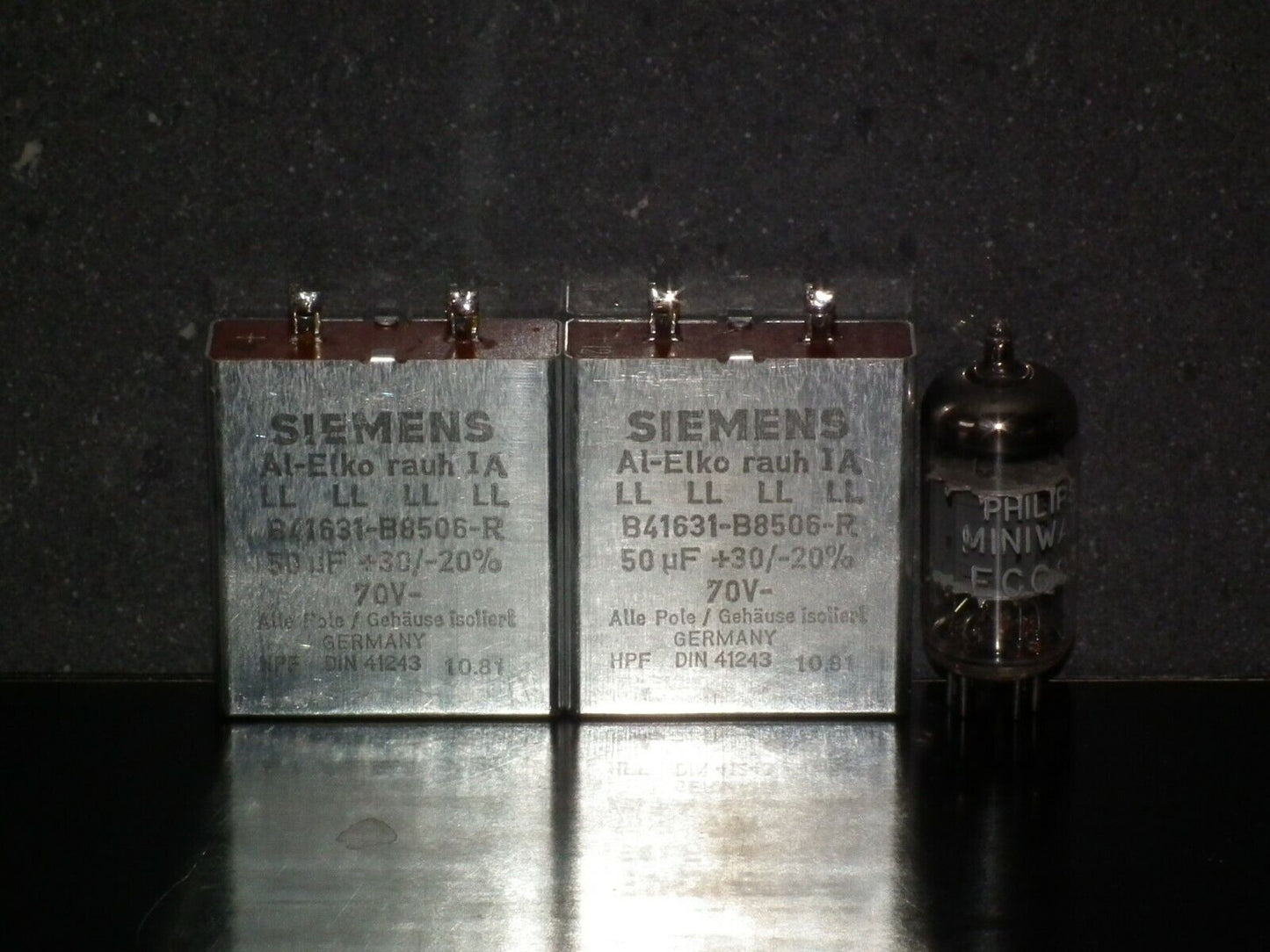 Two vintage Siemens electrolytic capacitors 50uF / 70V Klangfilm "Al-Elko rauh"
