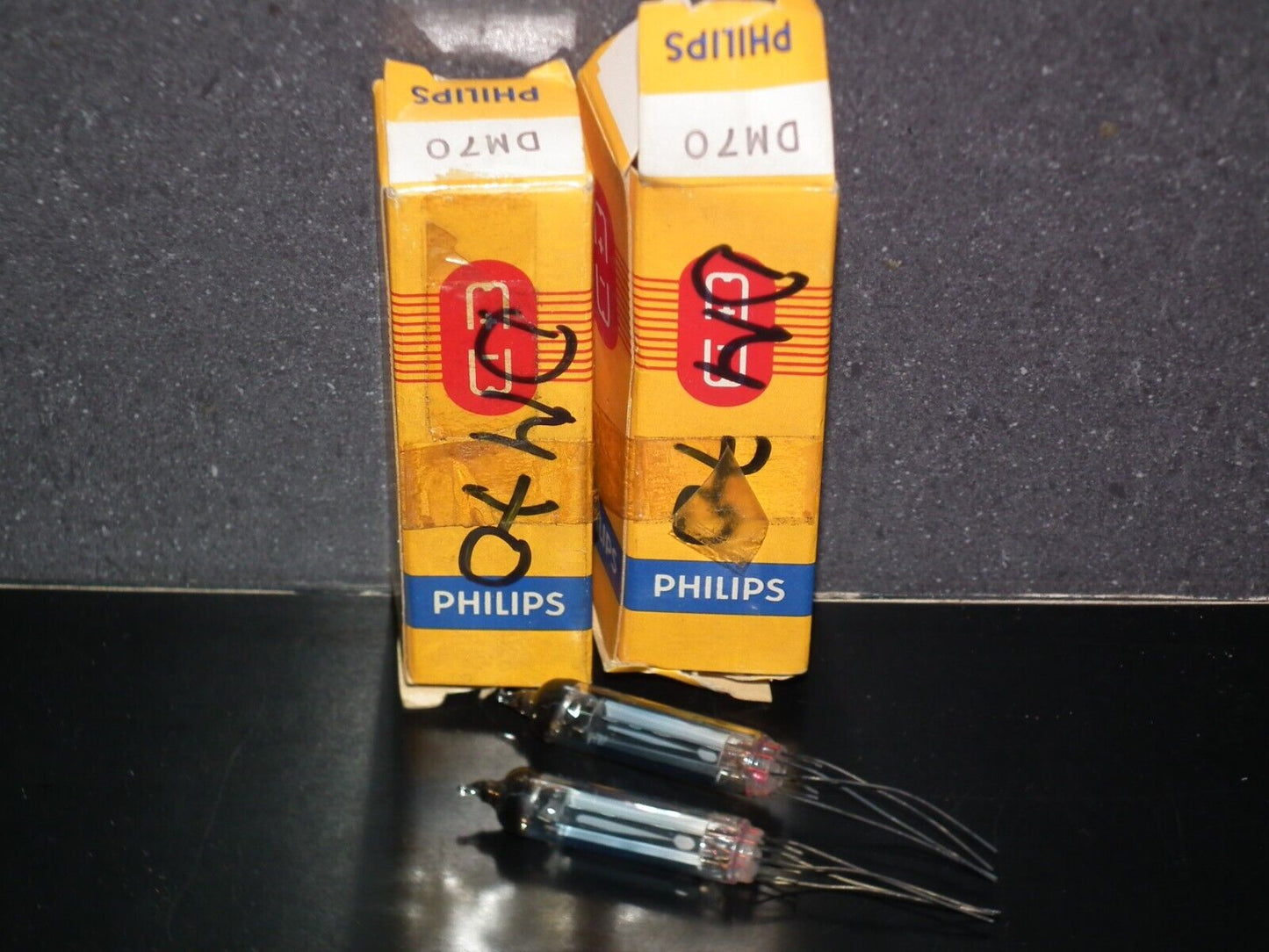 One (1 pcs) PHILIPS DM70 NOS NIB Tube Tuning Indicator Magic Eye DM 70