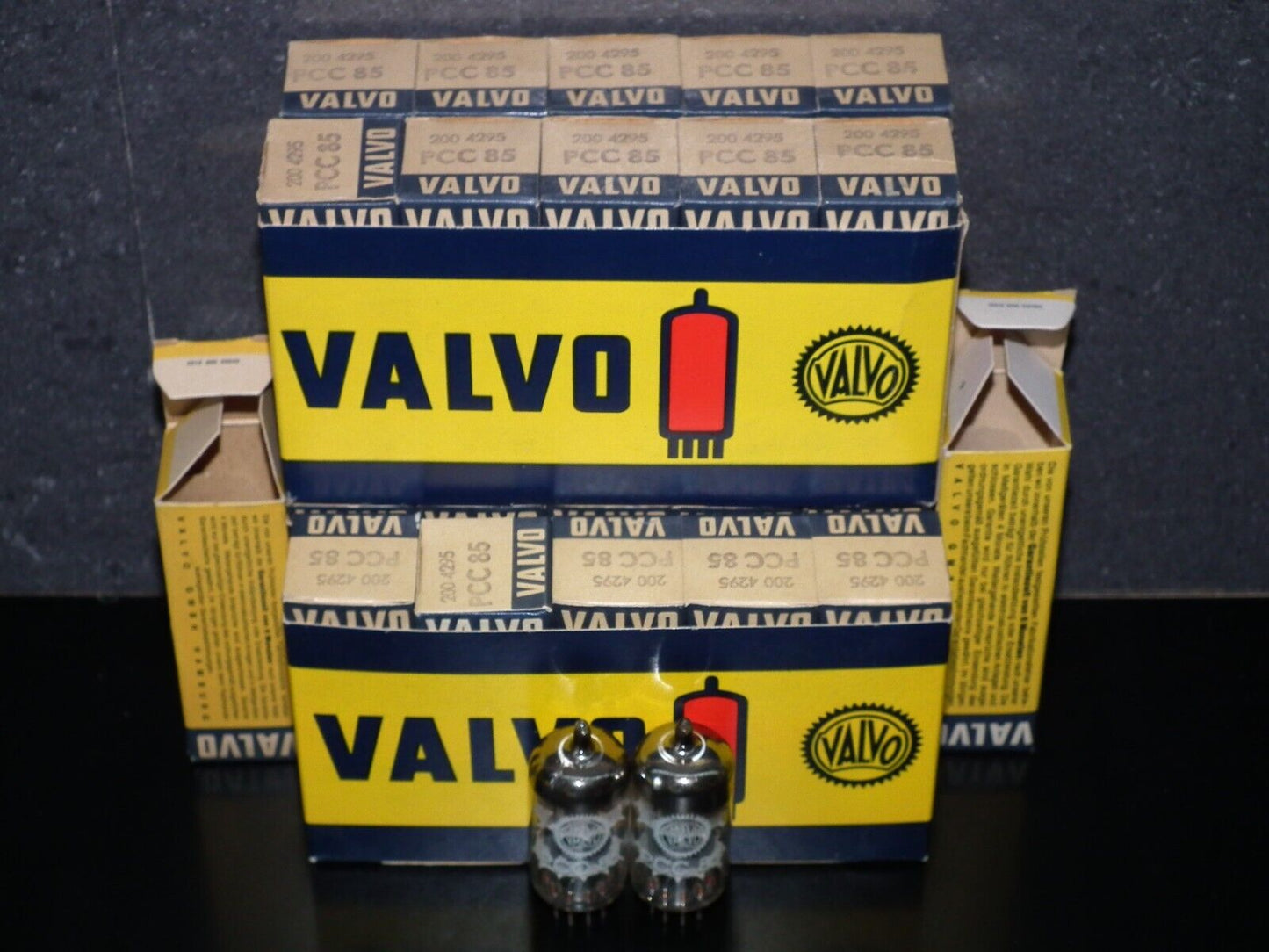 One PCC85 Valvo 9AQ8 NOS NIB