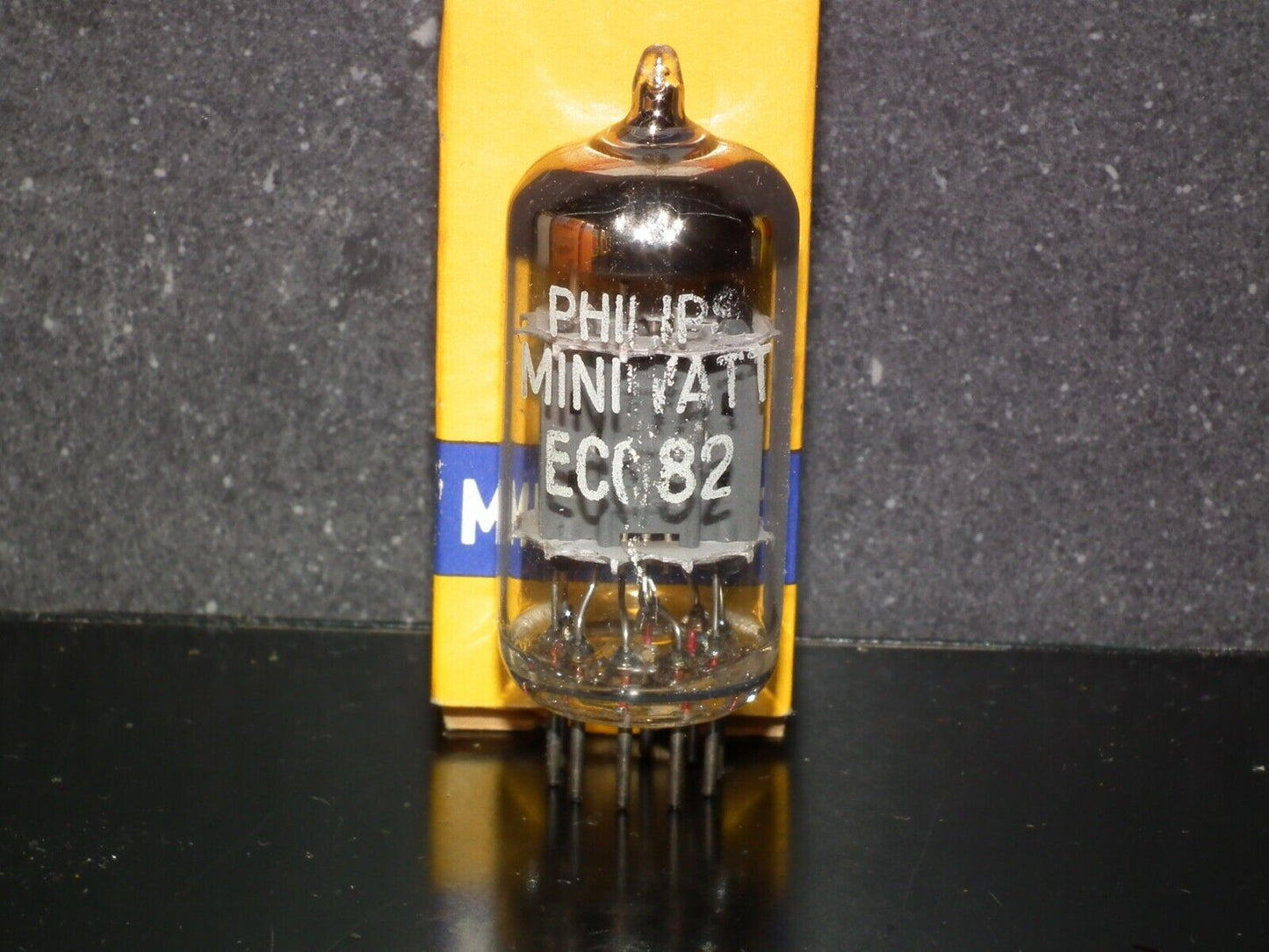 ECC82 12AU7 Philips Heerlen 1965 Delta codes NOS NIB strong, balanced sections
