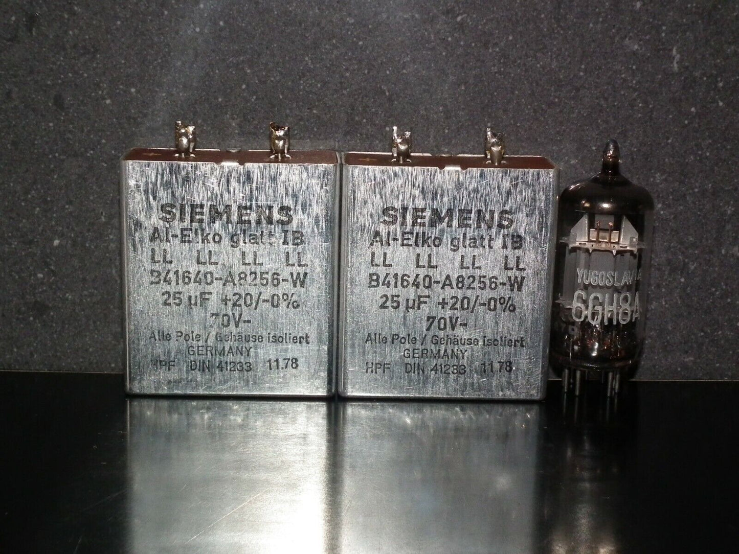 Two vintage Siemens electrolytic capacitors 25uF / 70V Klangfilm "Elyt glatt IB"