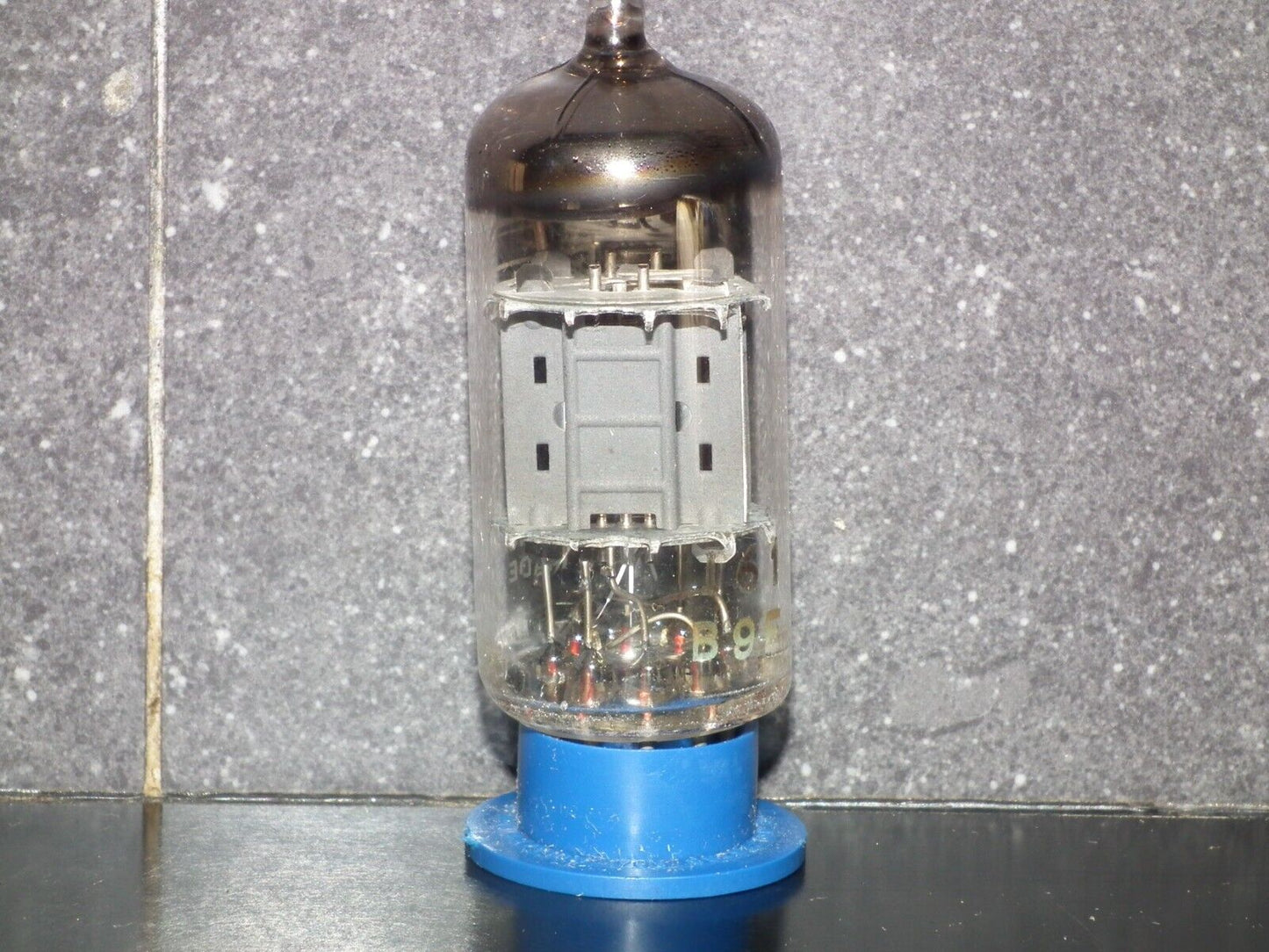 One (1 pcs) ECC83 Mullard 12AX7 NOS NIB